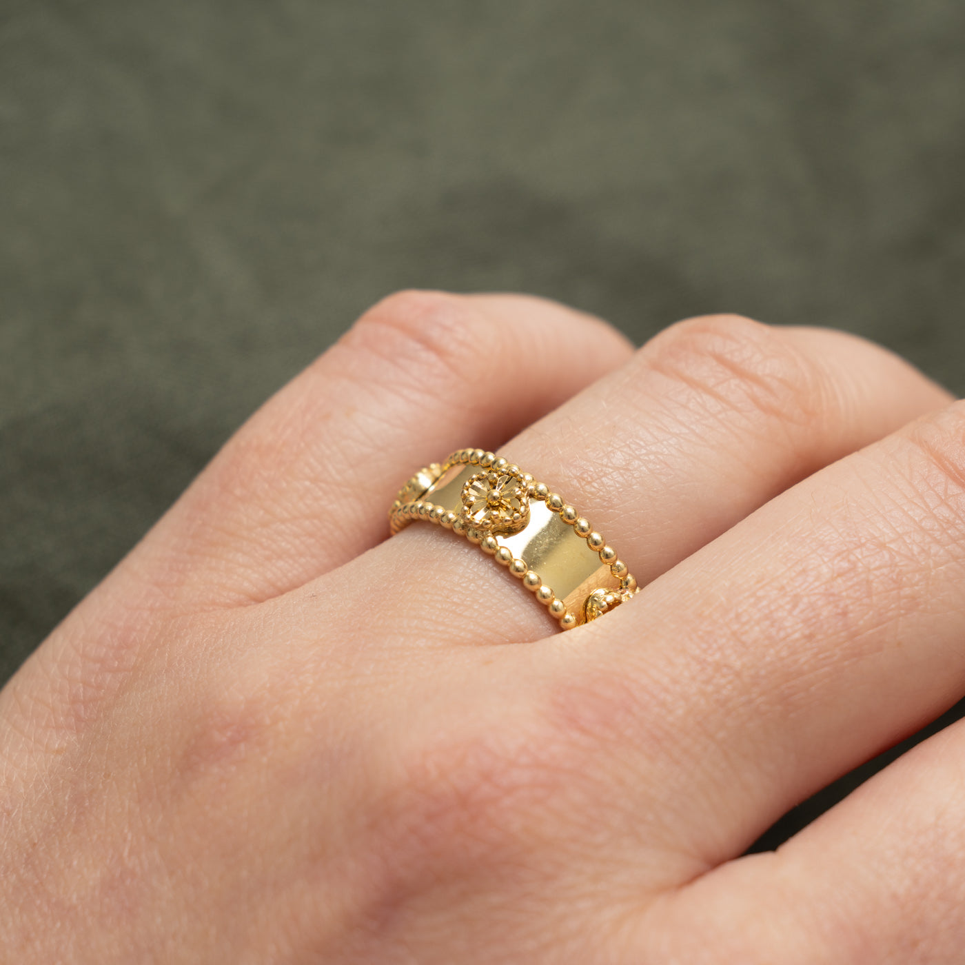 18k Yellow Gold Clover Patterned Beaded Band | 7.05mm | SZ 7.5