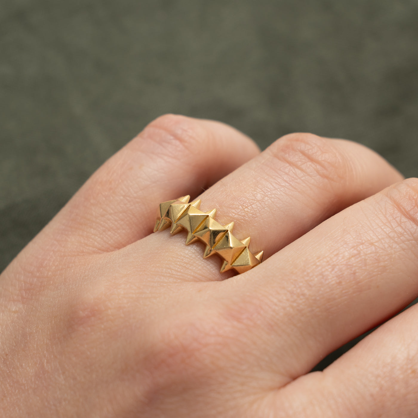 18k Yellow Gold Pyramid Edged Band | 8.00mm | SZ 7.25