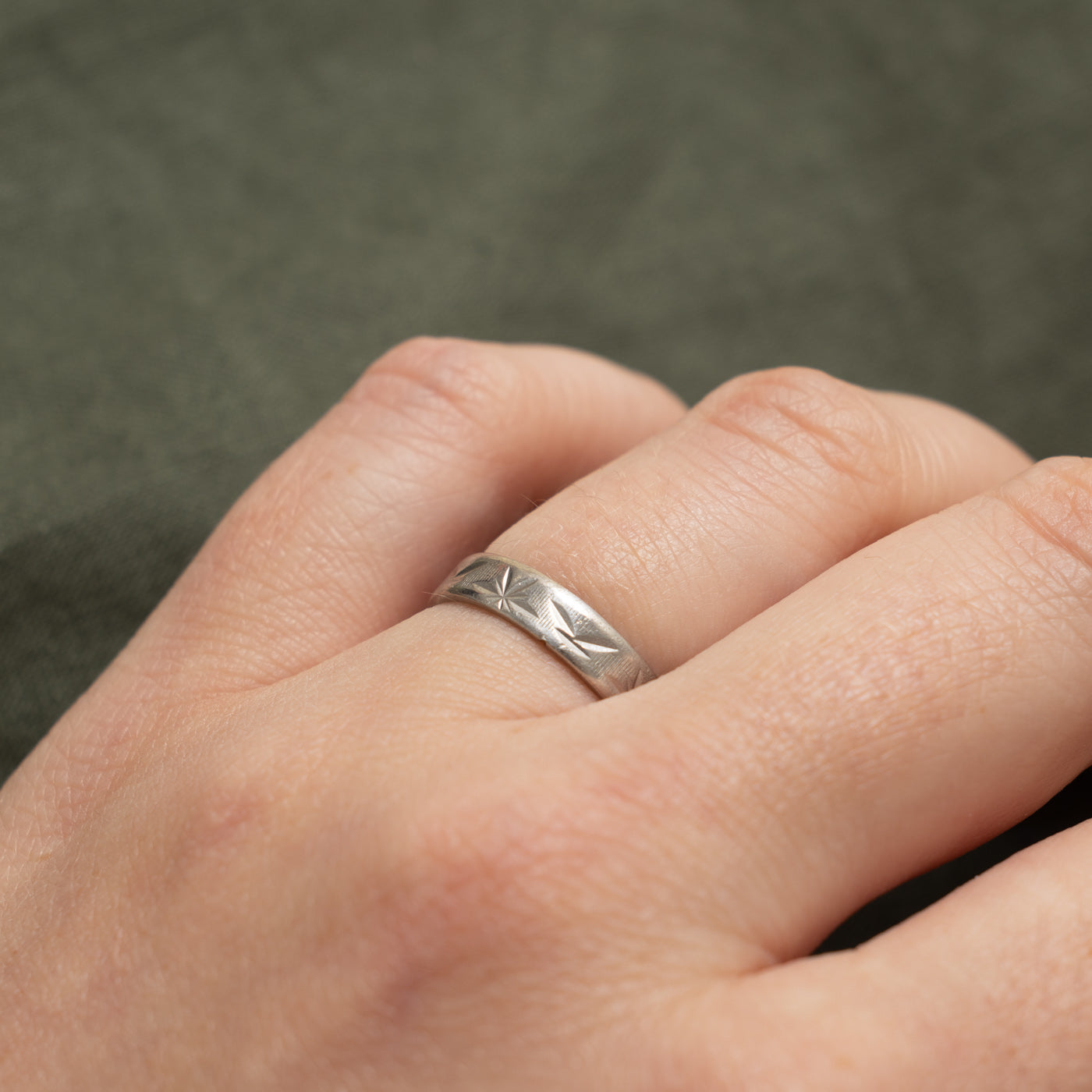 850 Platinum Star Engraved Band | 3.80mm | SZ 5.25