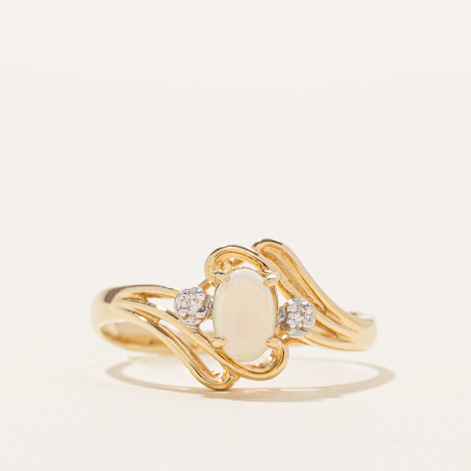 Bague contournée en opale cabochon ovale et diamants | 0,23 ct, 0,02 ct au total | Taille 7,5