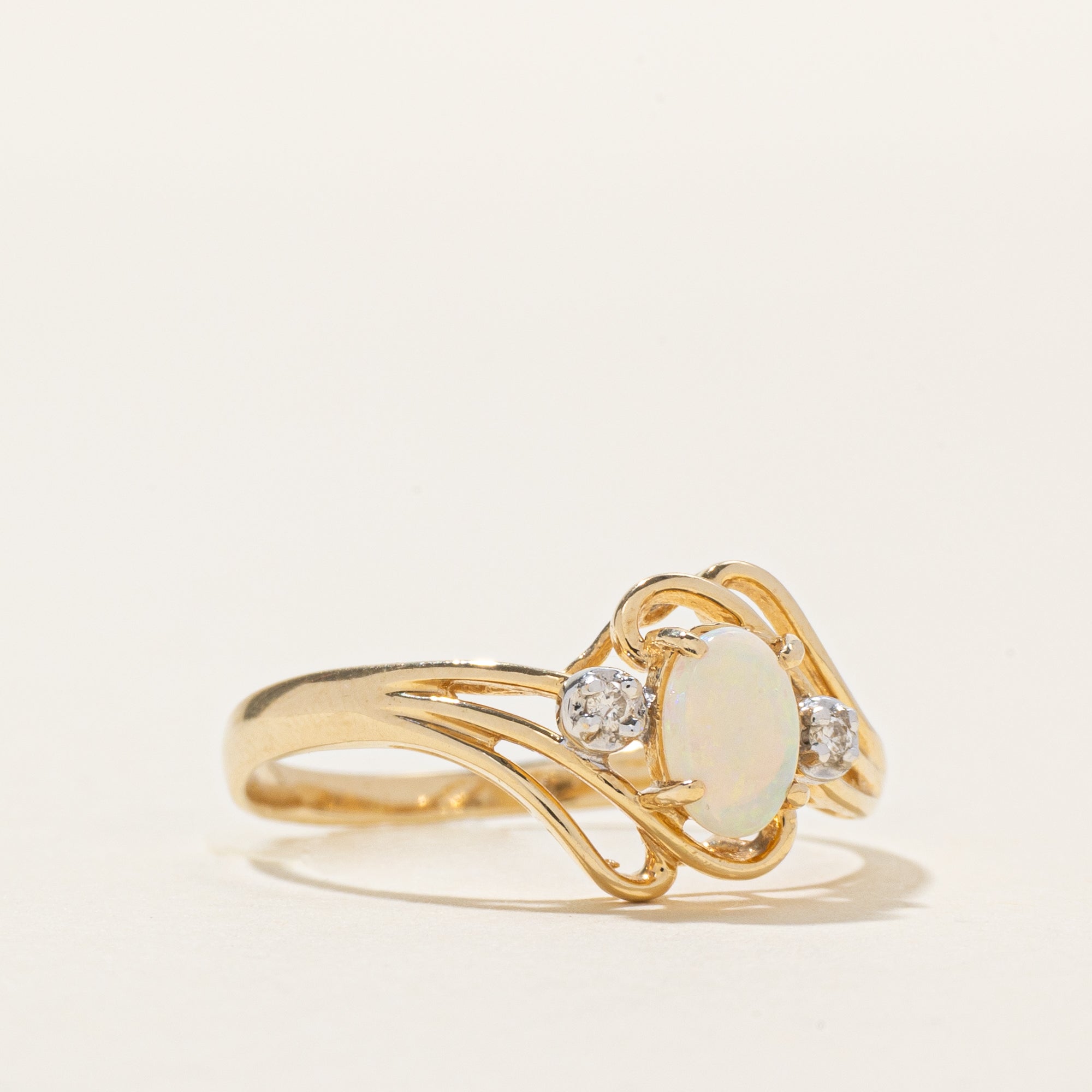 Bague contournée en opale cabochon ovale et diamants | 0,23 ct, 0,02 ct au total | Taille 7,5