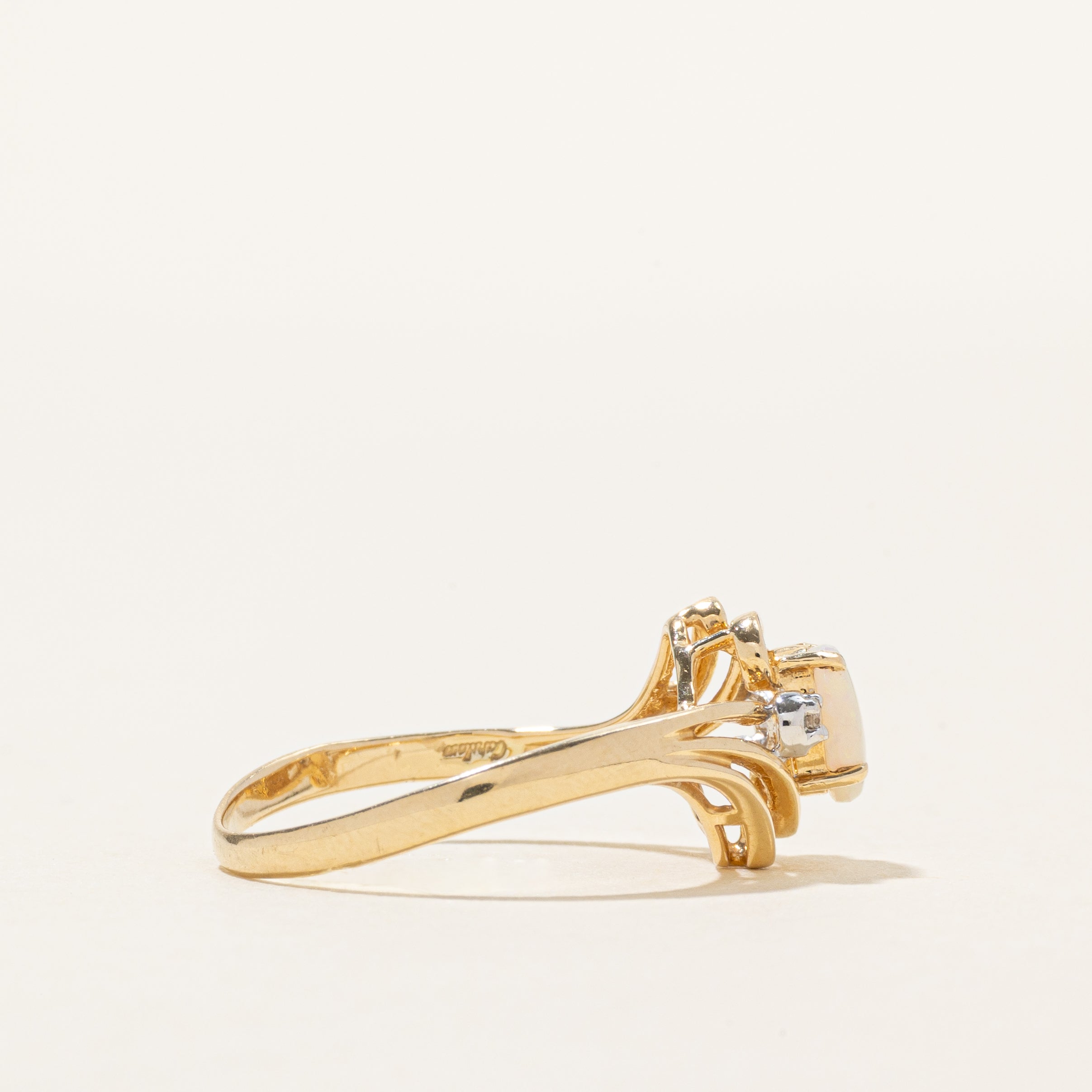 Bague contournée en opale cabochon ovale et diamants | 0,23 ct, 0,02 ct au total | Taille 7,5