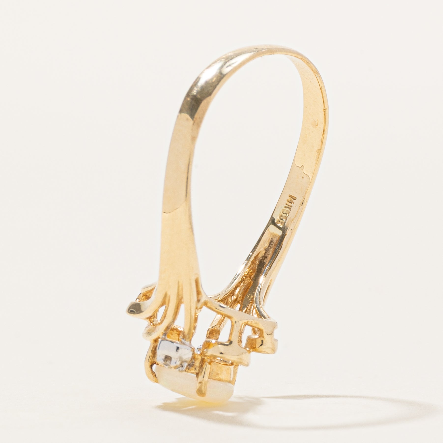 Bague contournée en opale cabochon ovale et diamants | 0,23 ct, 0,02 ct au total | Taille 7,5
