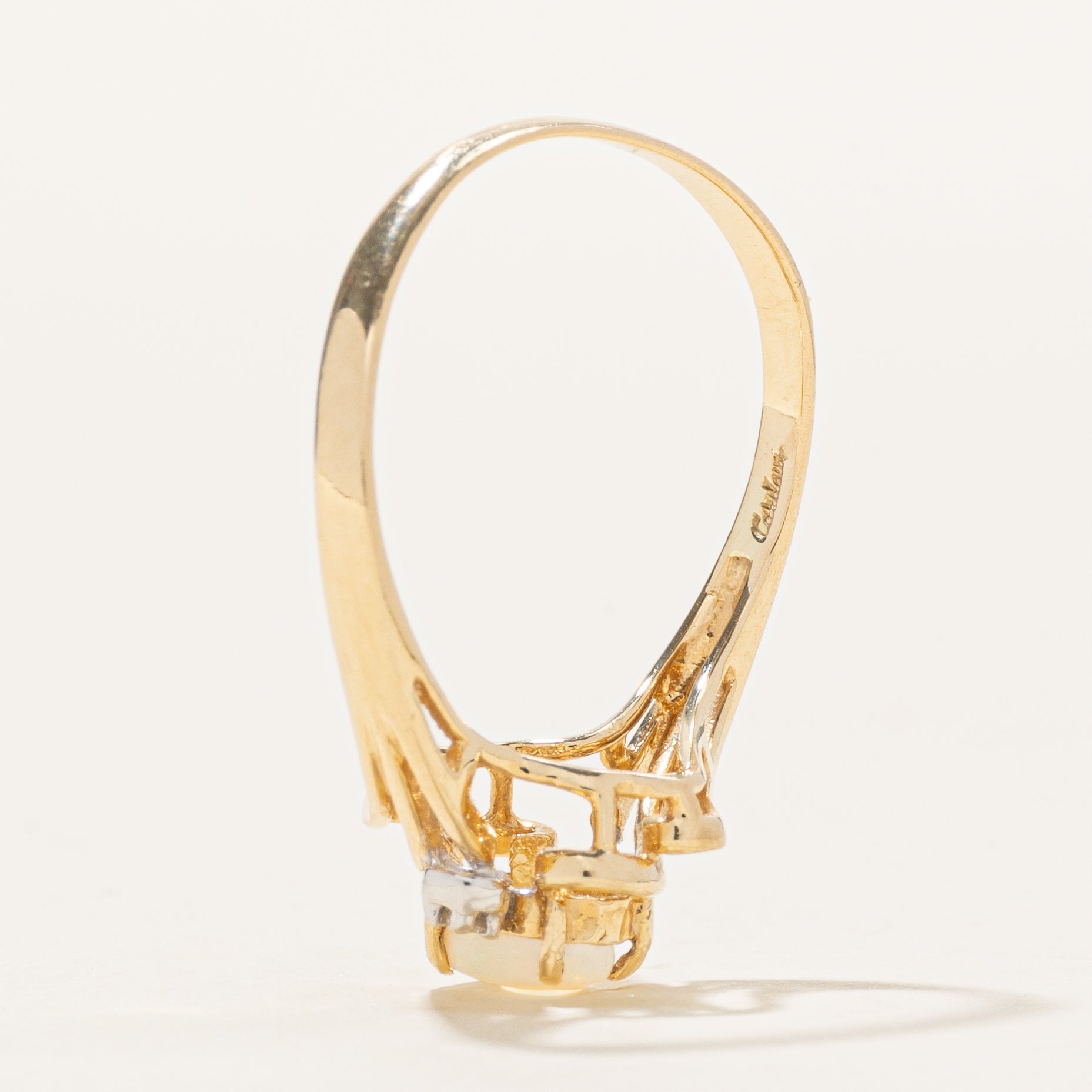 Bague contournée en opale cabochon ovale et diamants | 0,23 ct, 0,02 ct au total | Taille 7,5