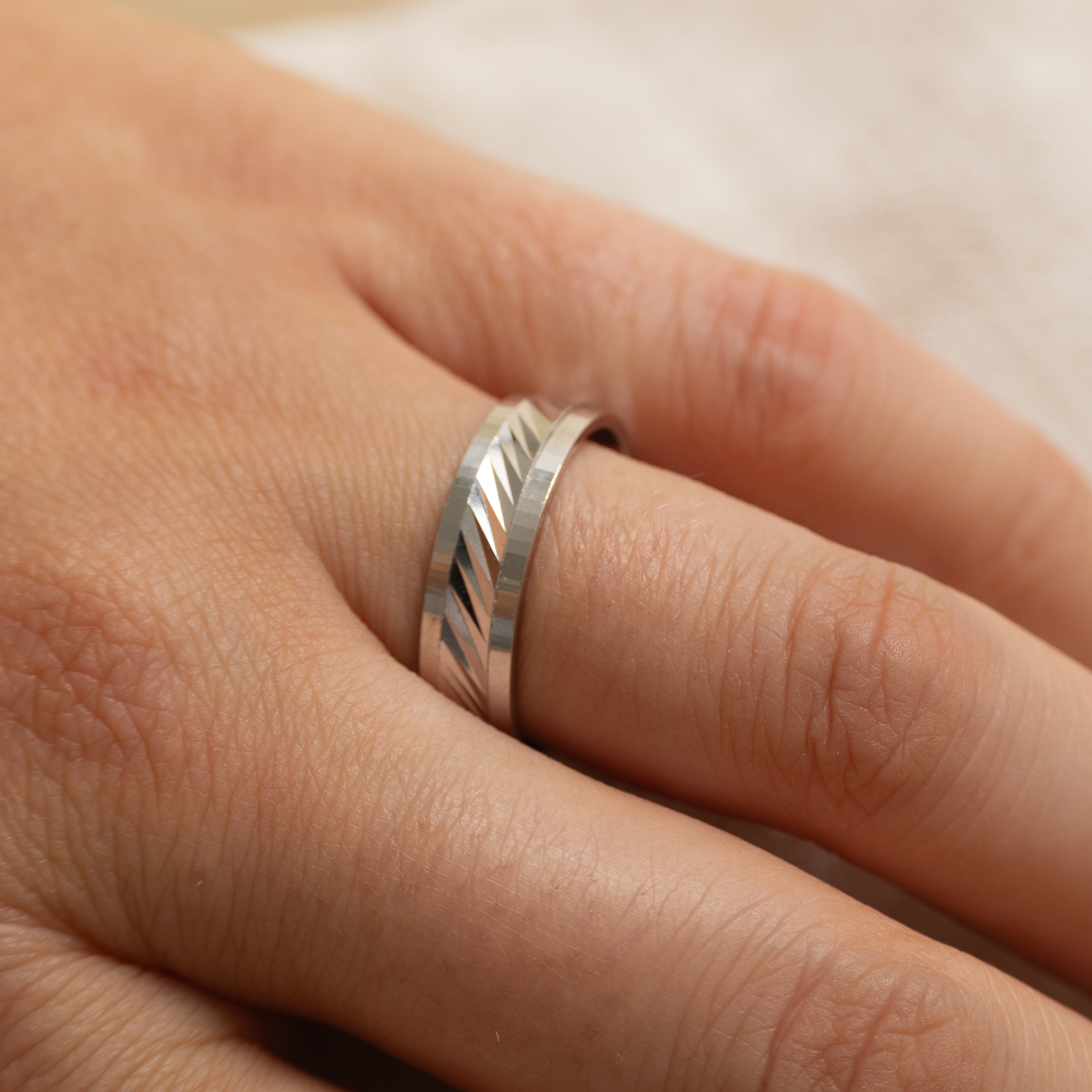 18K White Gold Textured Band | 5.5mm | SZ 8