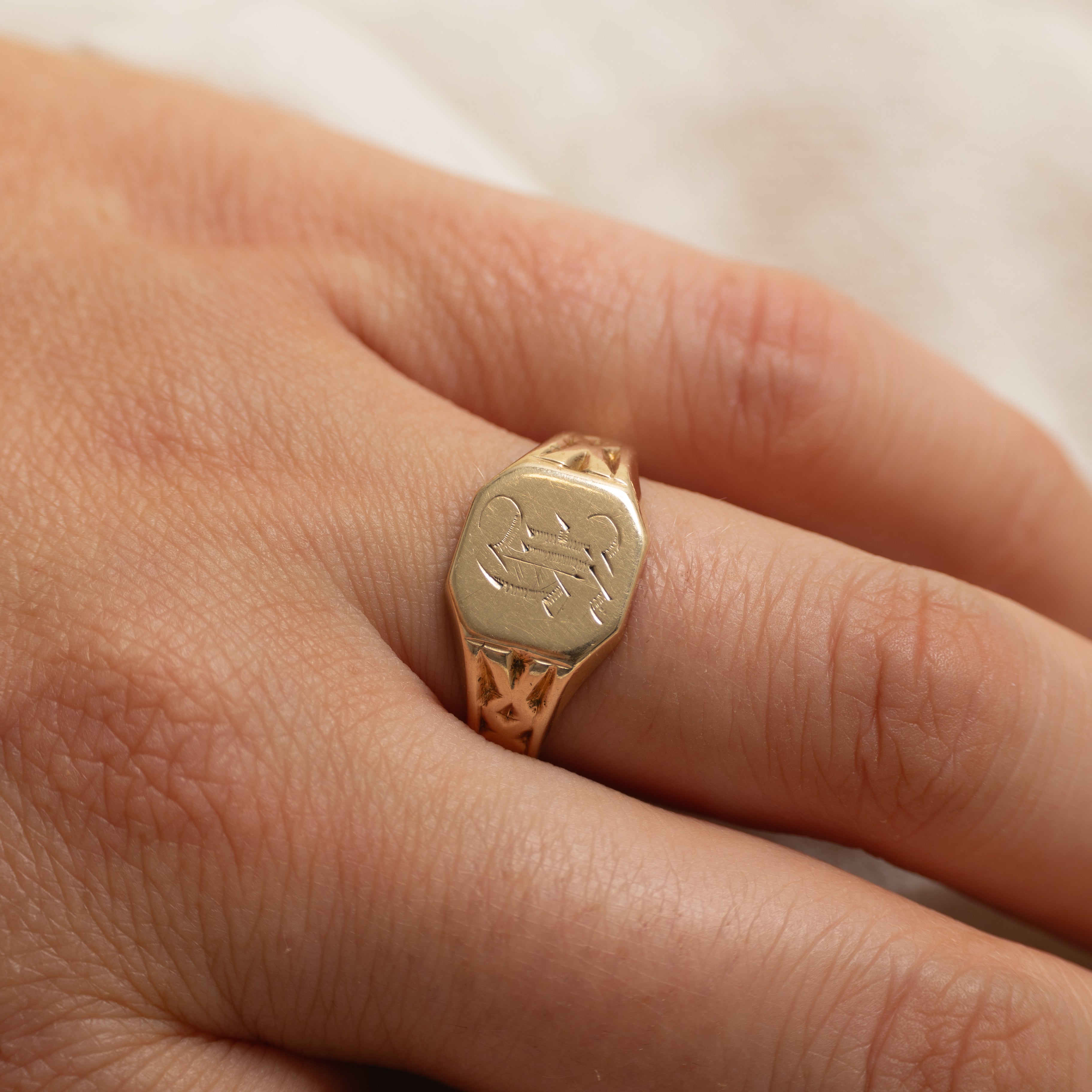 Vintage 10K Yellow Gold Signet Ring | SZ 7.5