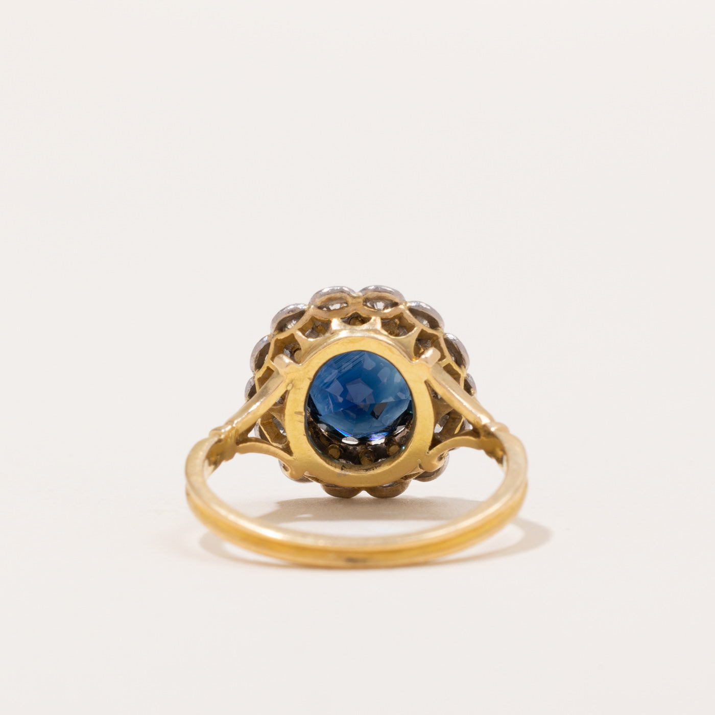 Bague halo saphir et diamants poinçonnée à Londres en 1983 | 1,90 ct, 0,58 ct au total | Taille 6 |