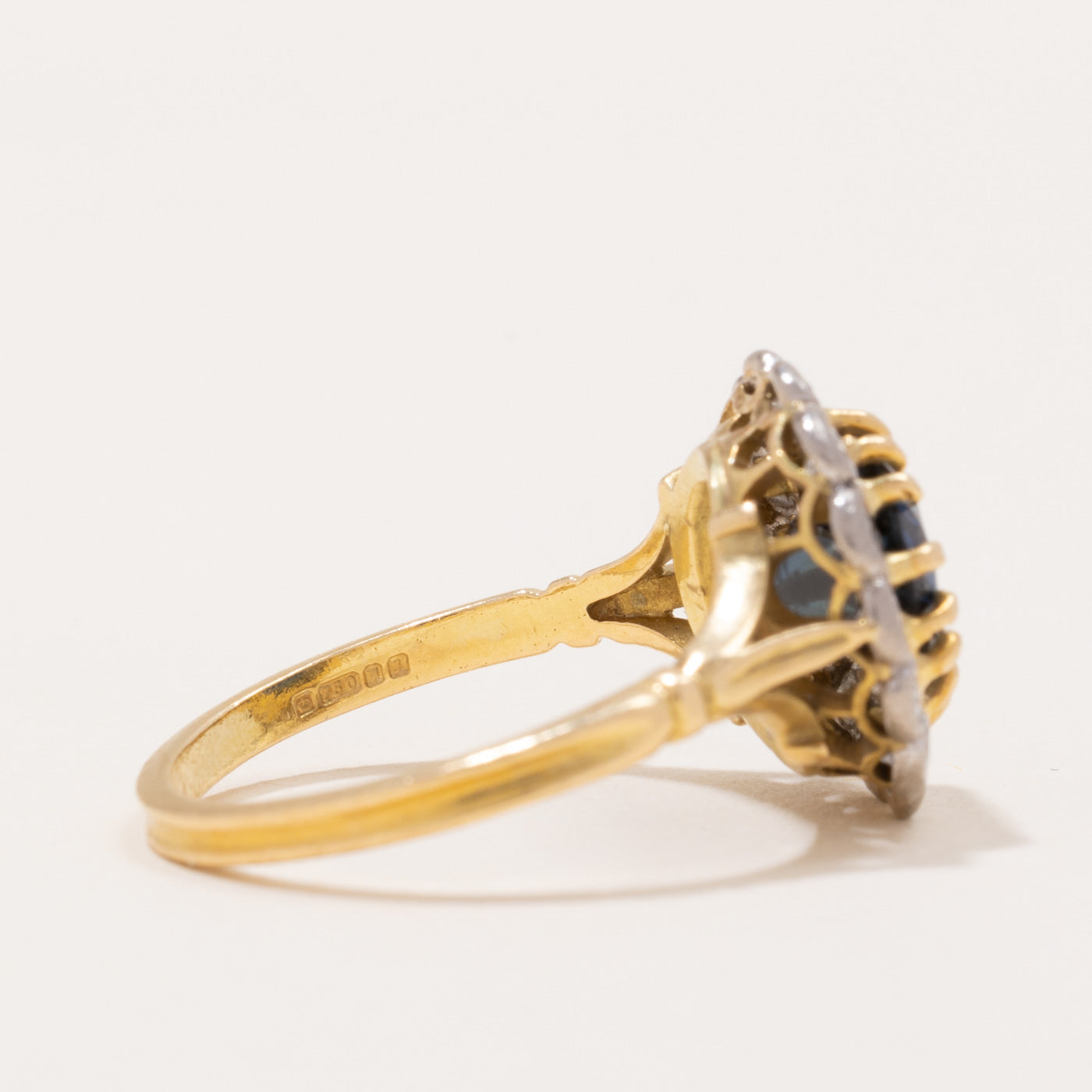 Bague halo saphir et diamants poinçonnée à Londres en 1983 | 1,90 ct, 0,58 ct au total | Taille 6 |
