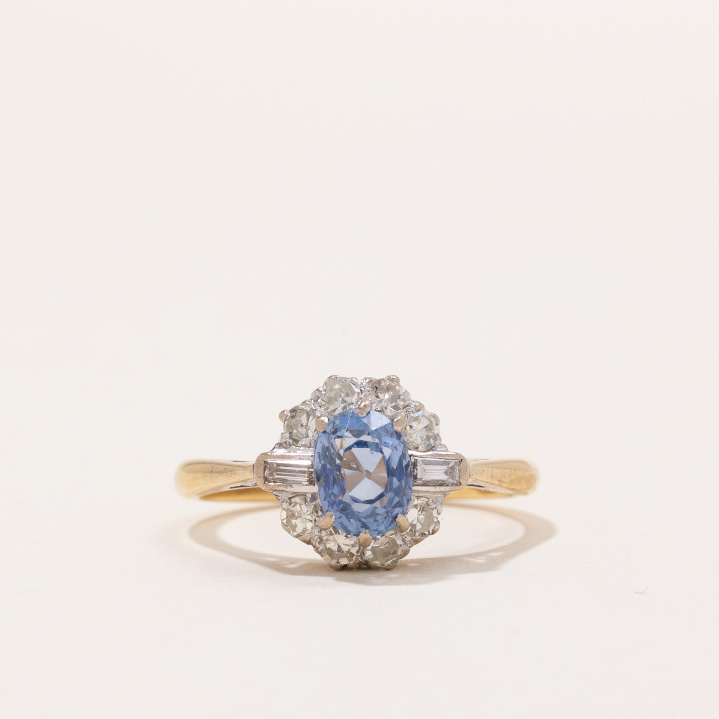 Bague halo saphir et diamants poinçonnée à Londres en 1966 | 1,10 ct, 0,50 ct au total | Taille 6,75 |
