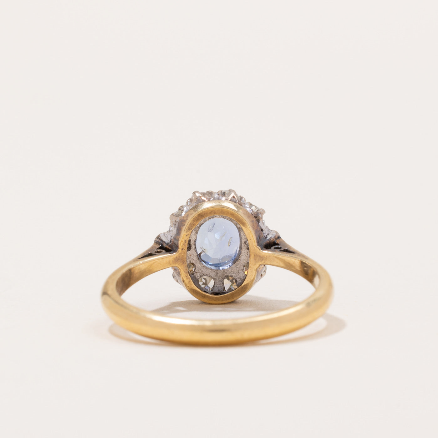 Bague halo saphir et diamants poinçonnée à Londres en 1966 | 1,10 ct, 0,50 ct au total | Taille 6,75 |