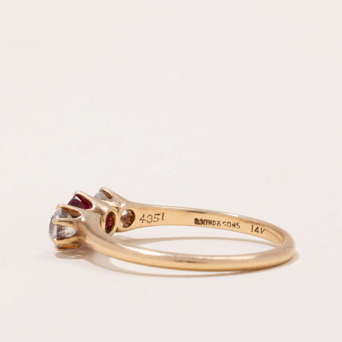 Bague « S. Kind & Sons » en rubis et diamants anciens européens | 0,42 ct, 0,42 ct au total | Taille 6,25 |