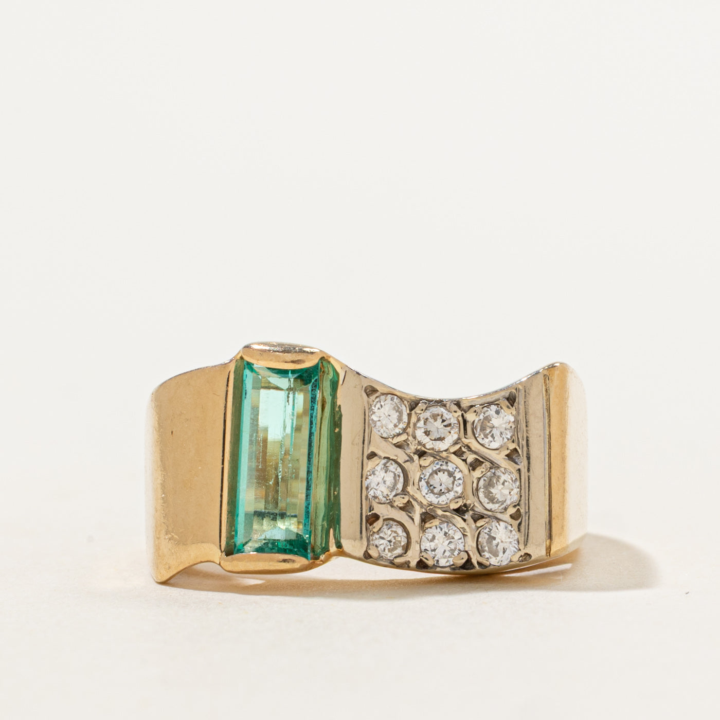 Bague en grille d'émeraudes et de diamants | 0,65 ct, 0,27 ct au total | Taille 6,75 |