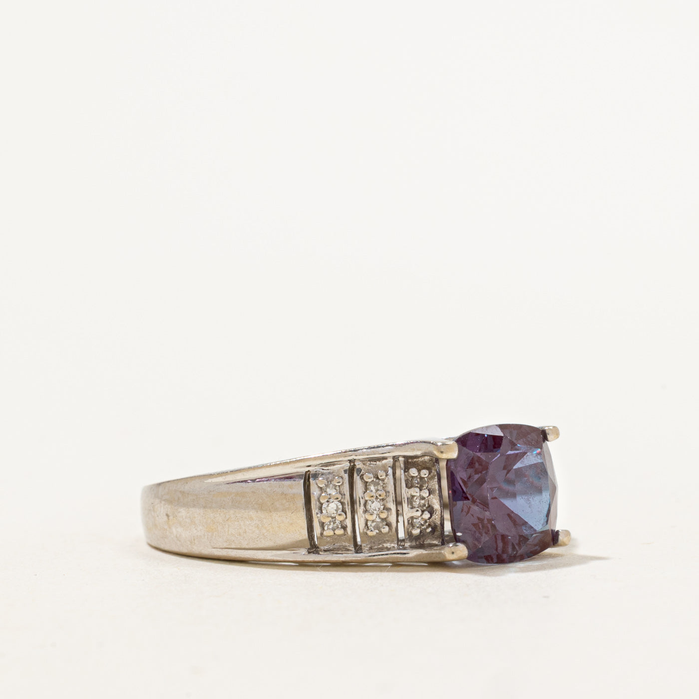Bague cocktail en alexandrite synthétique et diamants | 2,00 ct, 0,09 ct au total | Taille 7,75 |