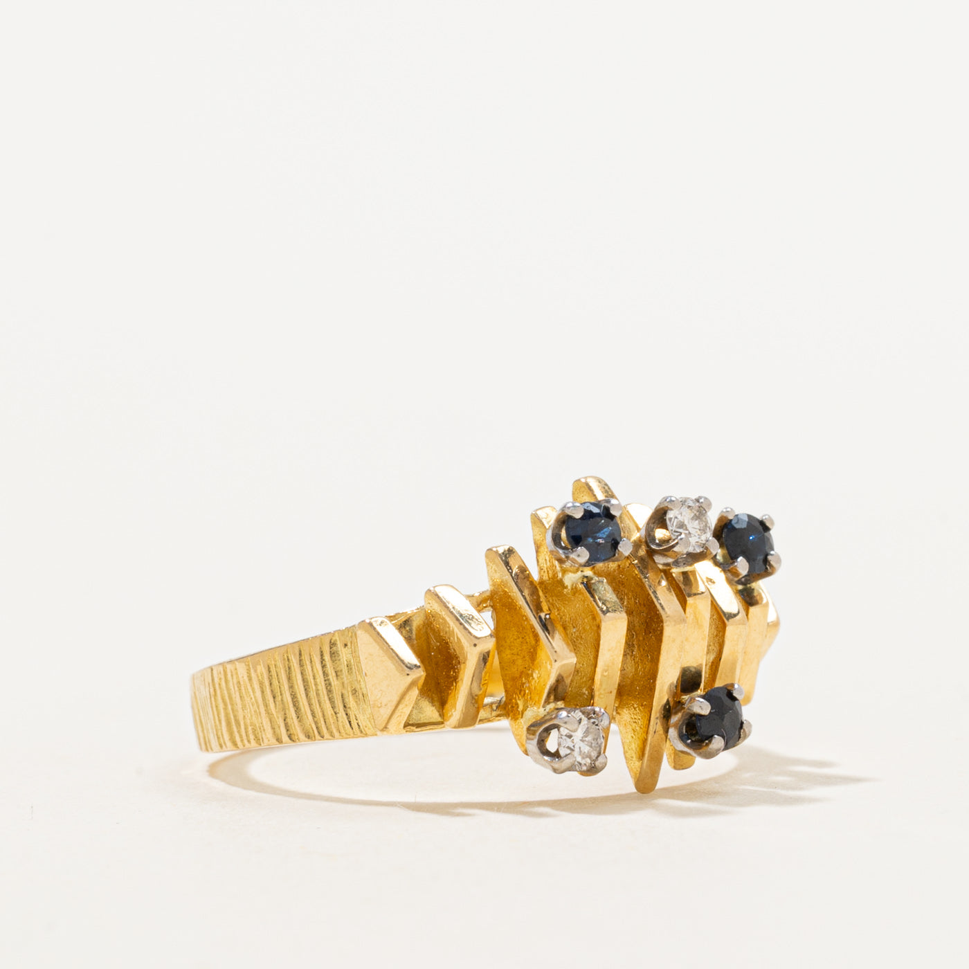 Bague abstraite « Birks » en saphir et diamants | 0,14 ct, 0,08 ct | Taille 7,5 |