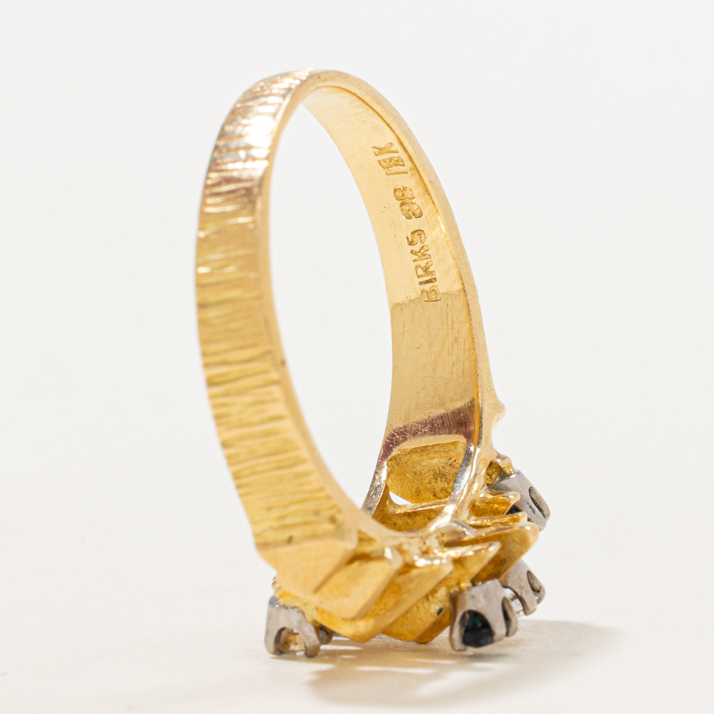Bague abstraite « Birks » en saphir et diamants | 0,14 ct, 0,08 ct | Taille 7,5 |