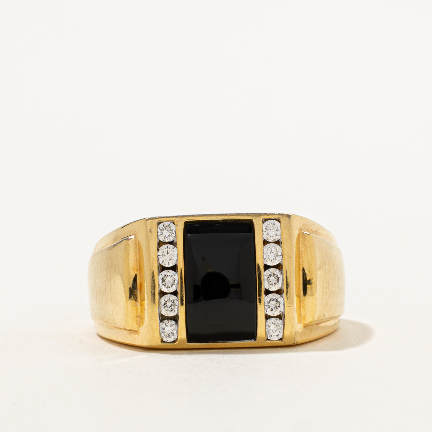 Bague en onyx et diamants | 1,80 ct, 0,30 ct au total | Taille 10 |