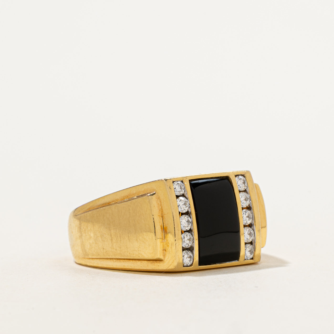 Bague en onyx et diamants | 1,80 ct, 0,30 ct au total | Taille 10 |
