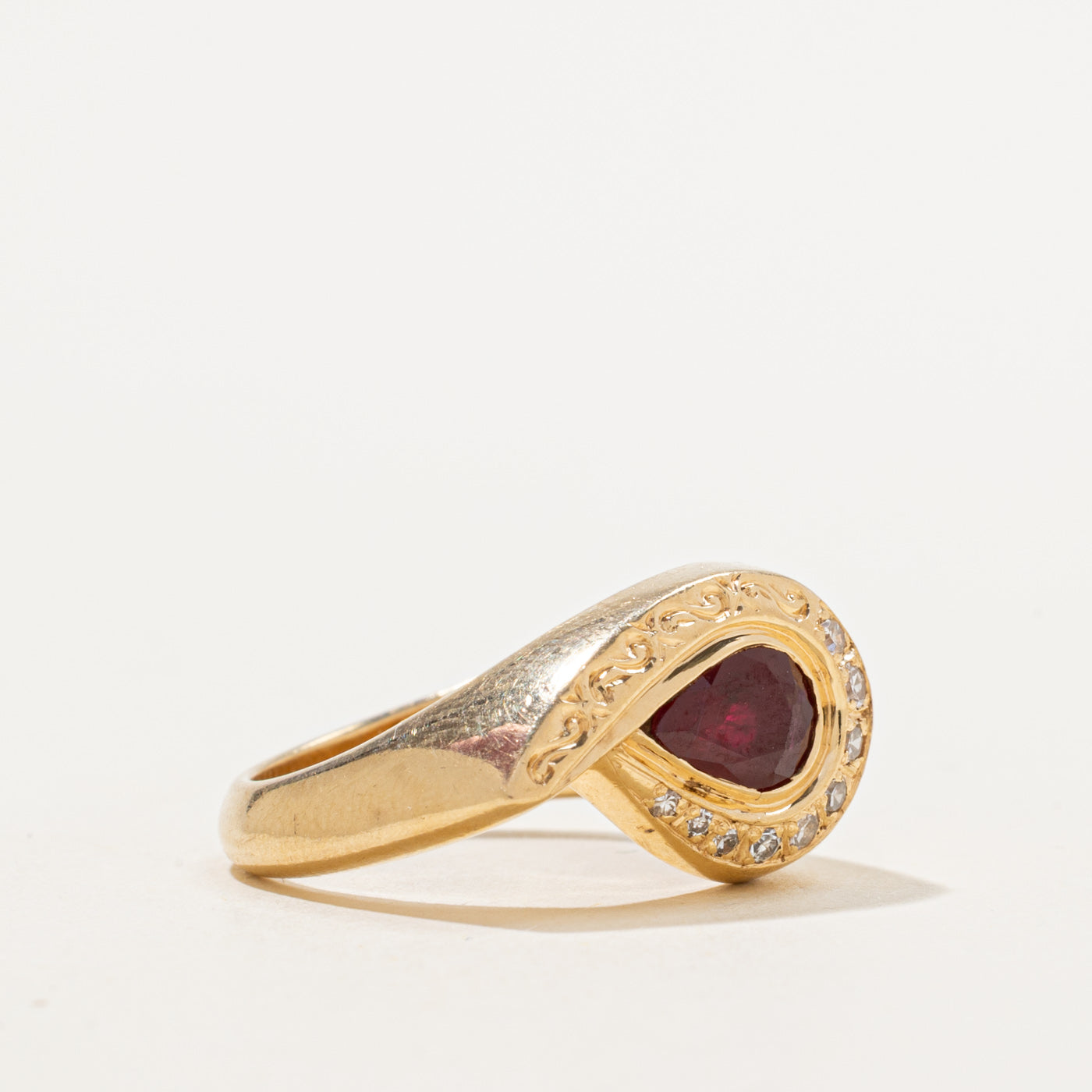 Bague contournée rubis et diamants | 0,80 ct, 0,08 ct au total | Taille 6 |