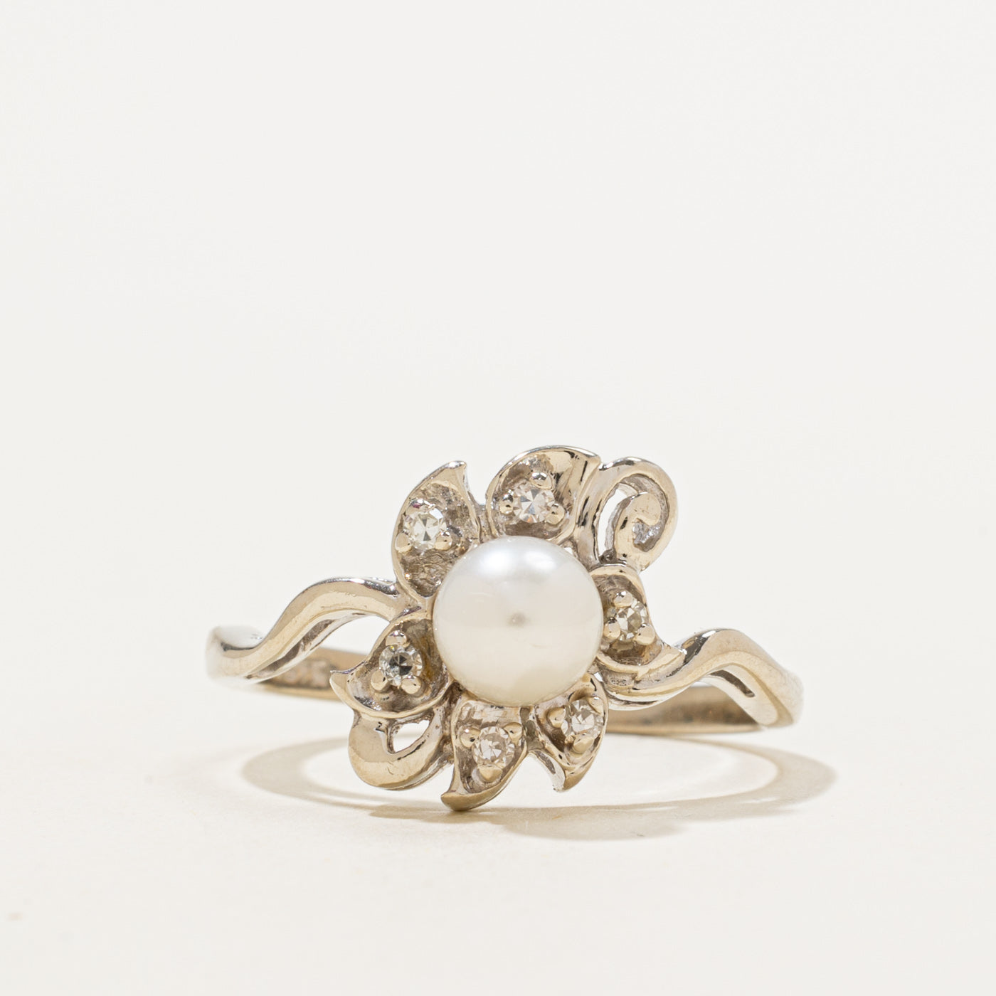 Bague en forme de moulinet avec perles et diamants | 1,50 ct, 0,10 ct au total | Taille 7,75 |