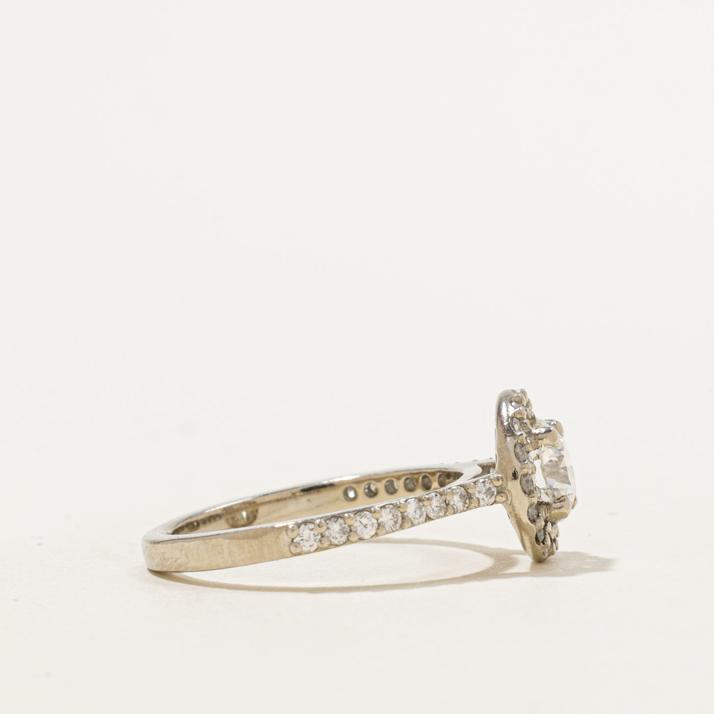 Bague « 100 façons » sertie d’un halo de diamants en or 18 carats | 0,65 ct, 0,36 ct au total | Taille 5,75