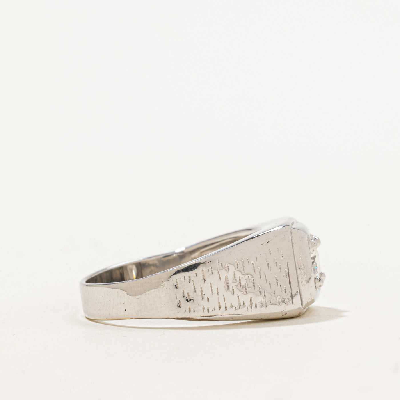 Bague sertie de diamants à monture cannelée | 0,30 ct | Taille 8,5 |