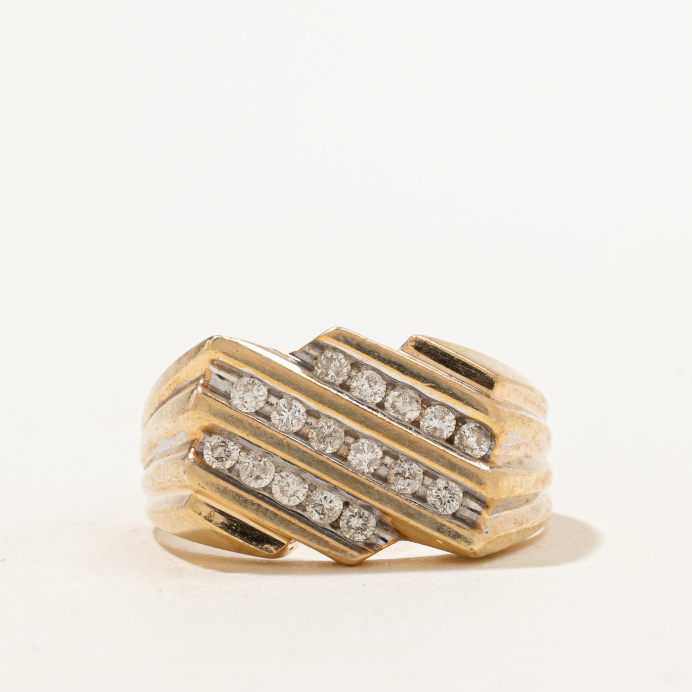 Bague sertie de diamants en canal diagonal | 0,48 ct | Taille 11,25 |