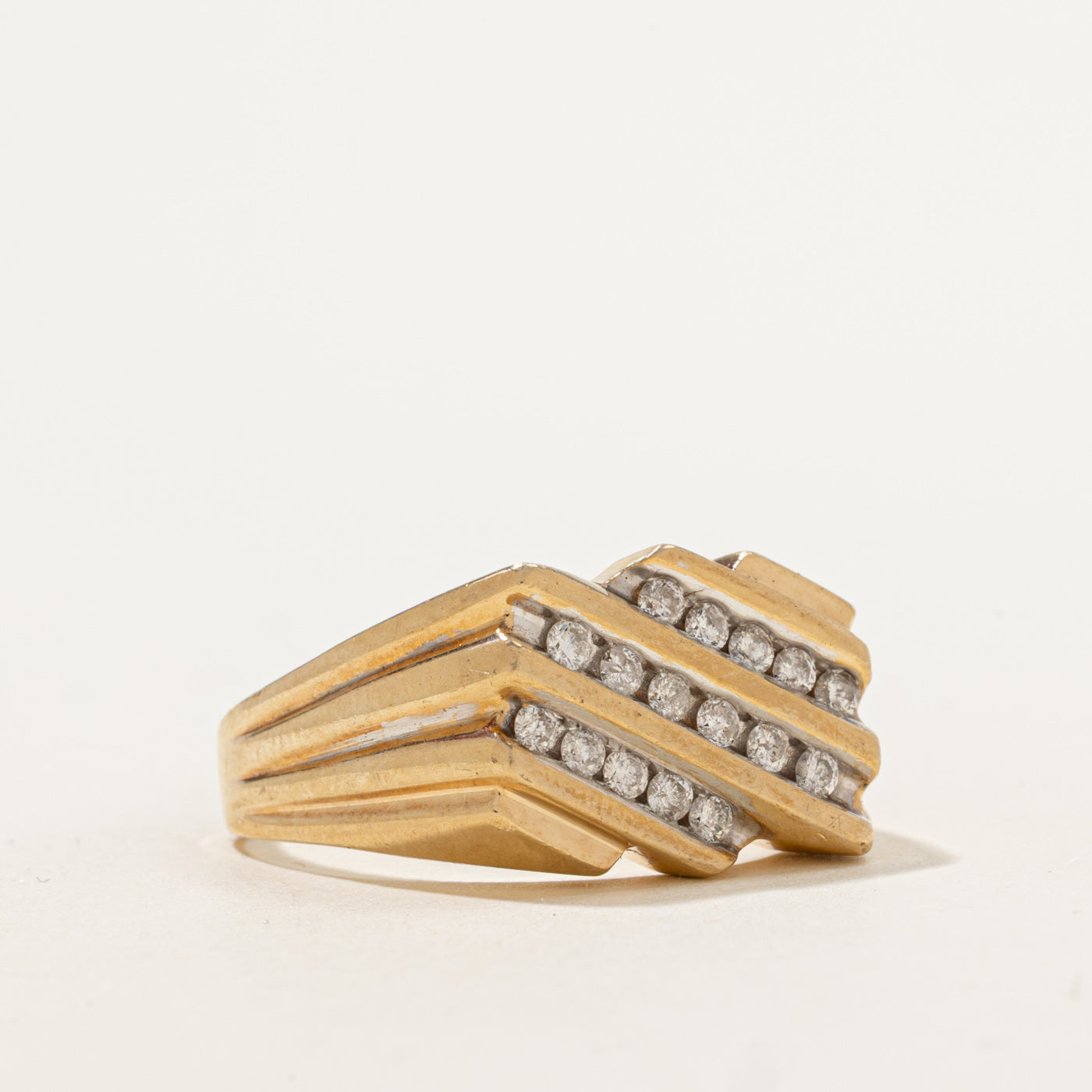 Bague sertie de diamants en canal diagonal | 0,48 ct | Taille 11,25 |