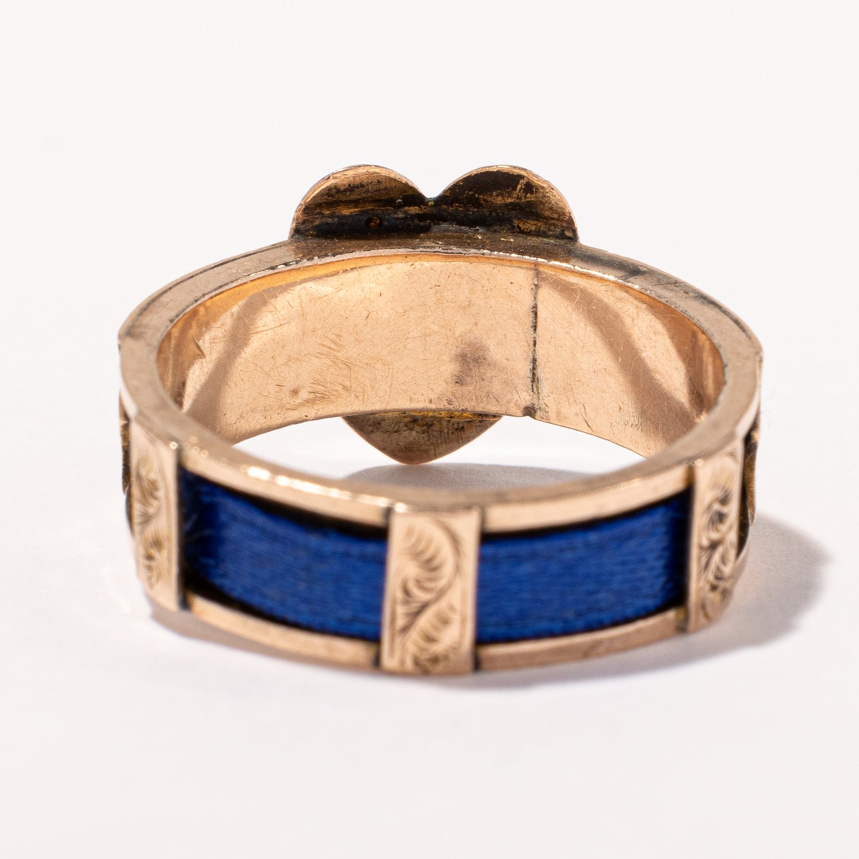 Bague victorienne en forme de cœur de 1884 en or 9 carats, sculptée à la main et ornée d'un ruban bleu | Taille 5,75 |