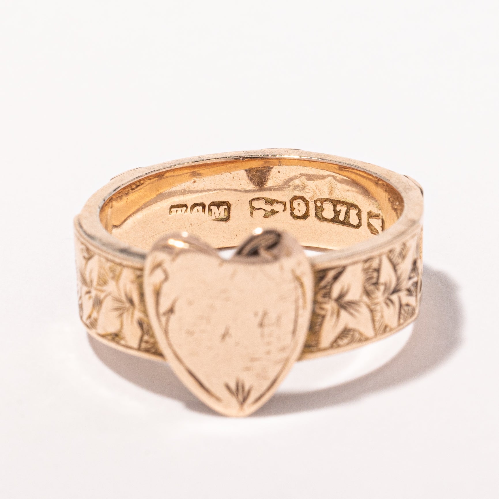 Bague victorienne en forme de cœur de 1884 en or 9 carats, sculptée à la main et ornée d'un ruban bleu | Taille 5,75 |