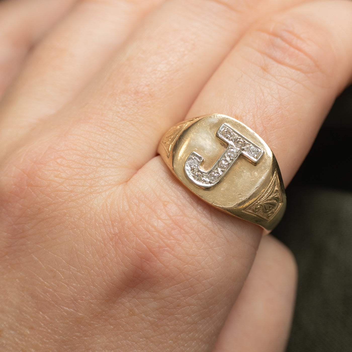 Bague chevalière gravée d'une initiale « J » en diamant | 0,15 ct | Taille 10,25