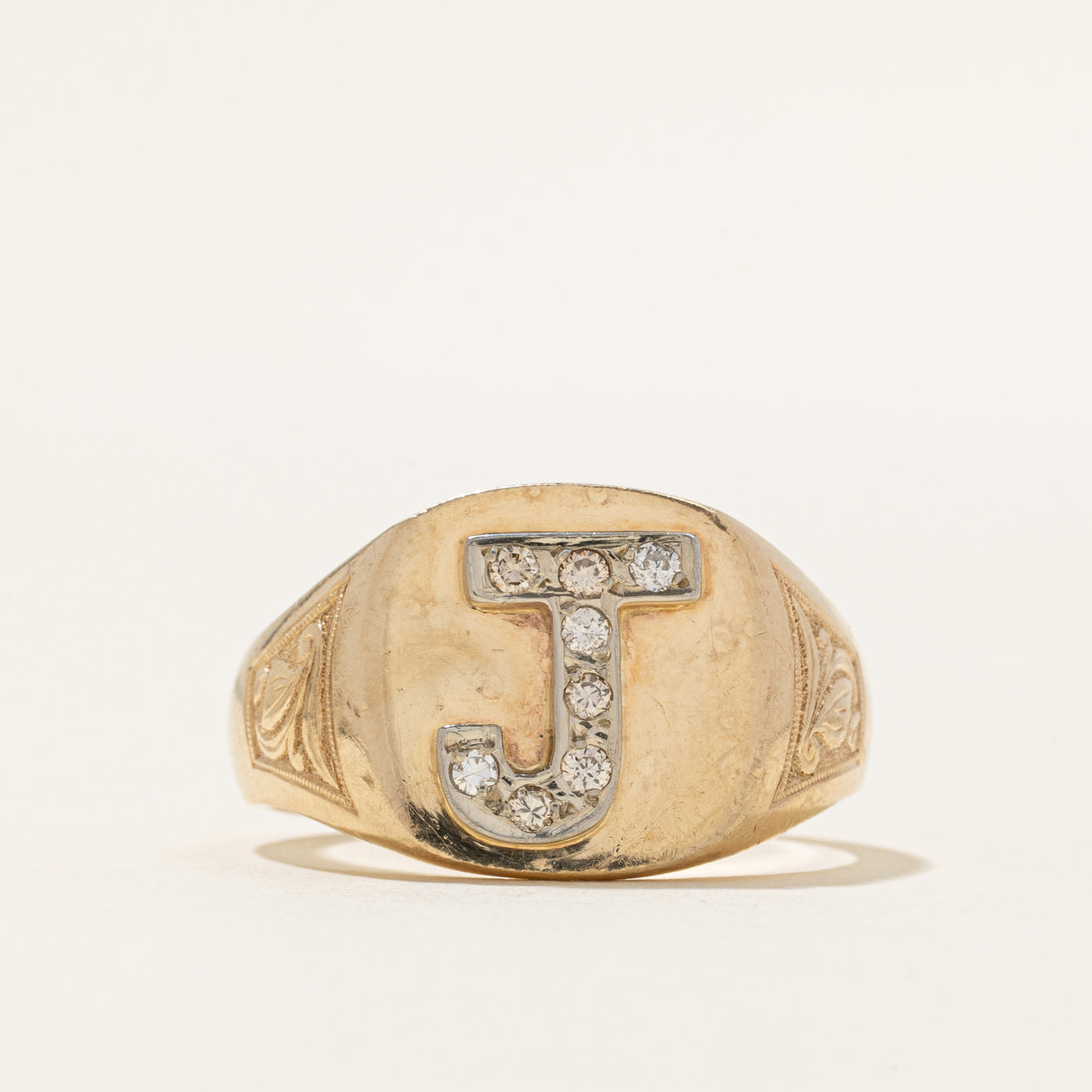 Bague chevalière gravée d'une initiale « J » en diamant | 0,15 ct | Taille 10,25