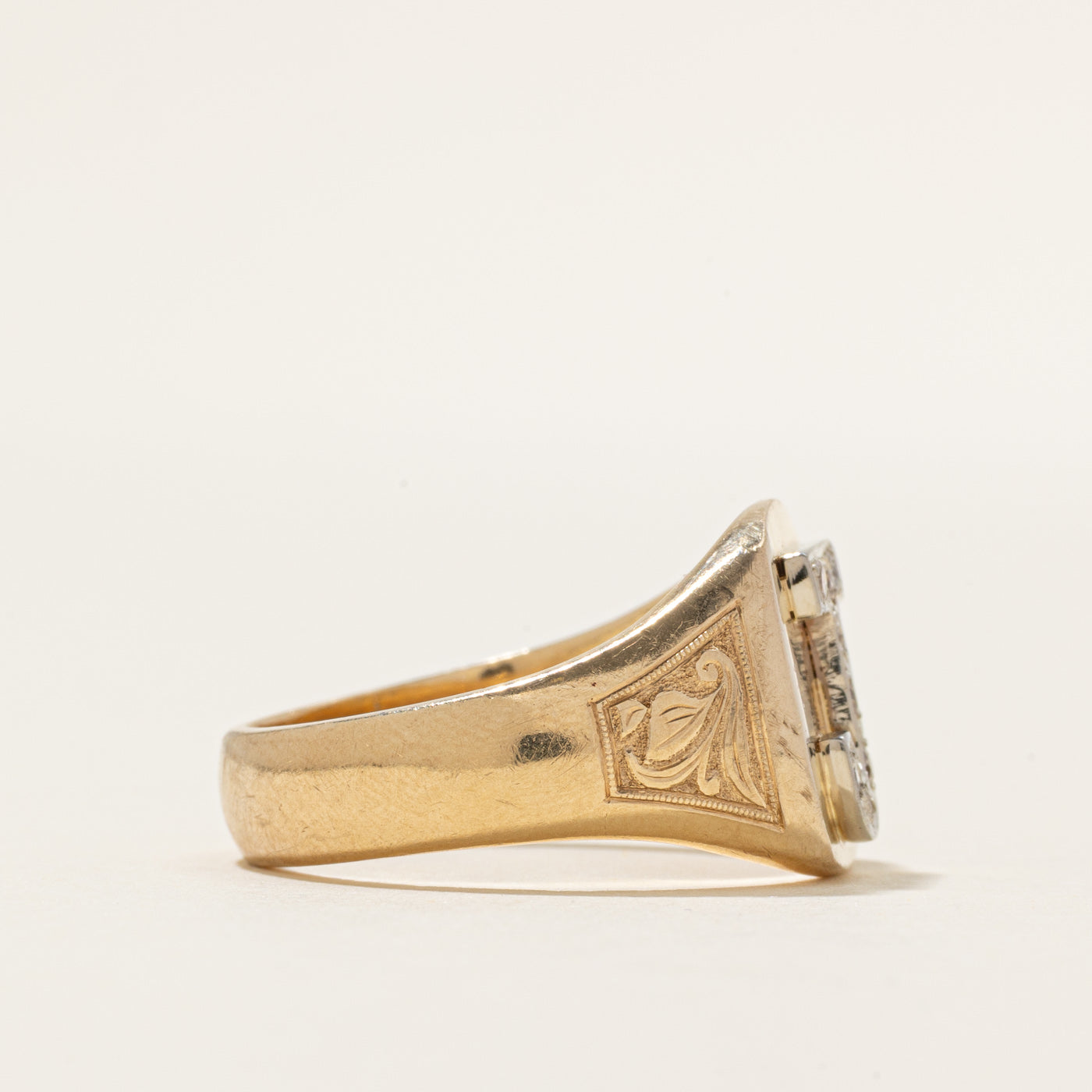 Bague chevalière gravée d'une initiale « J » en diamant | 0,15 ct | Taille 10,25