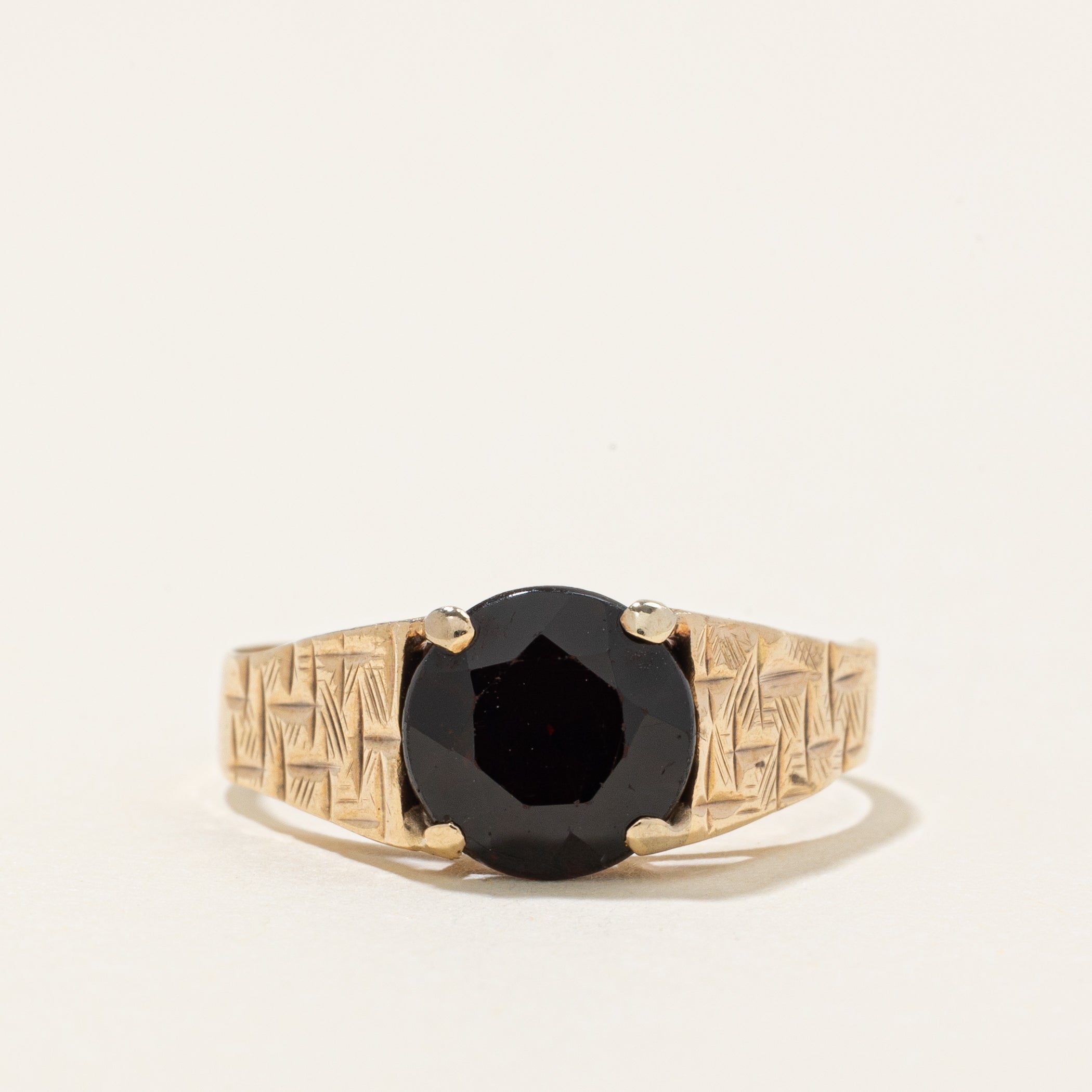 Bague solitaire en grenat gravée | 1,8 ct | Taille 8,5 |