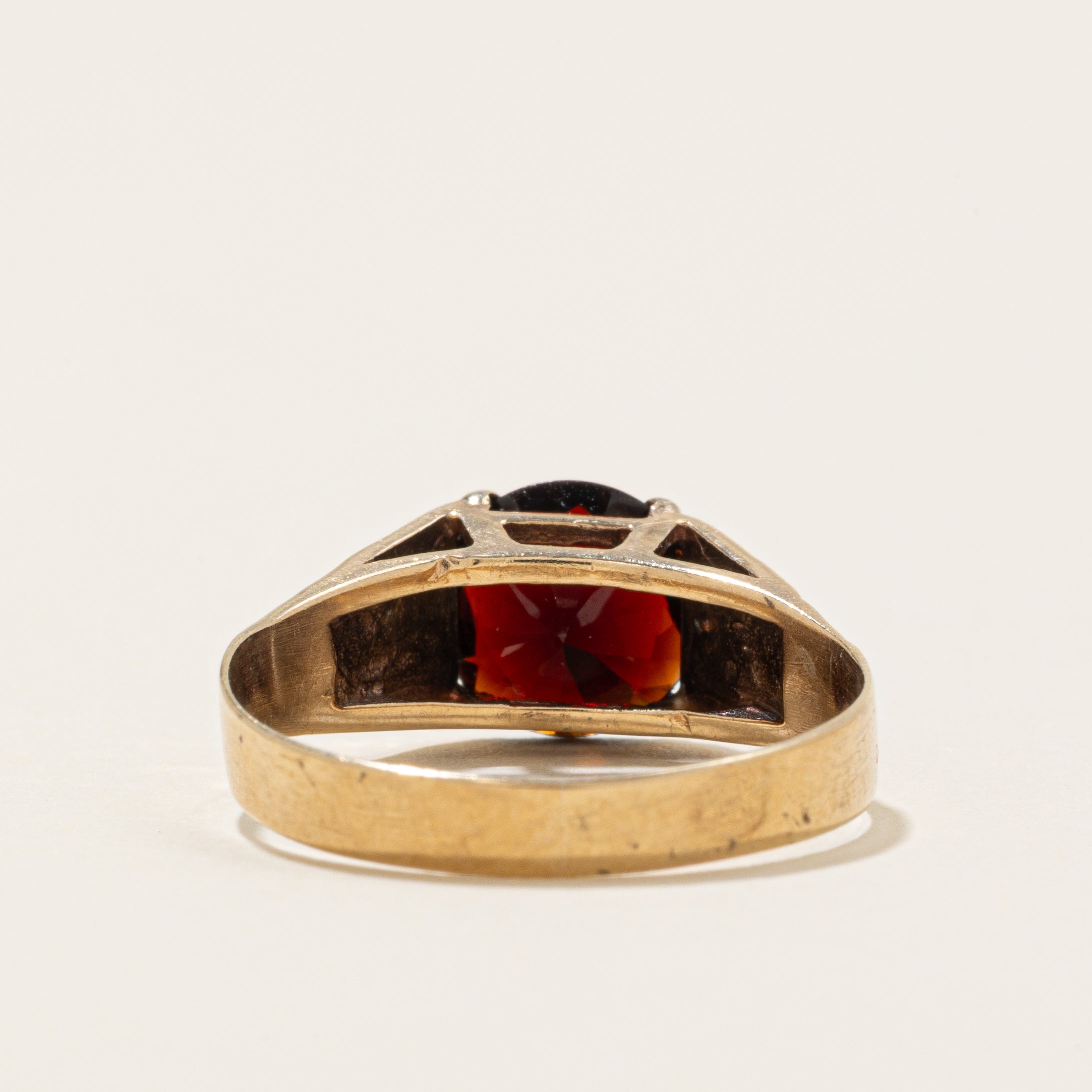 Bague solitaire en grenat gravée | 1,8 ct | Taille 8,5 |