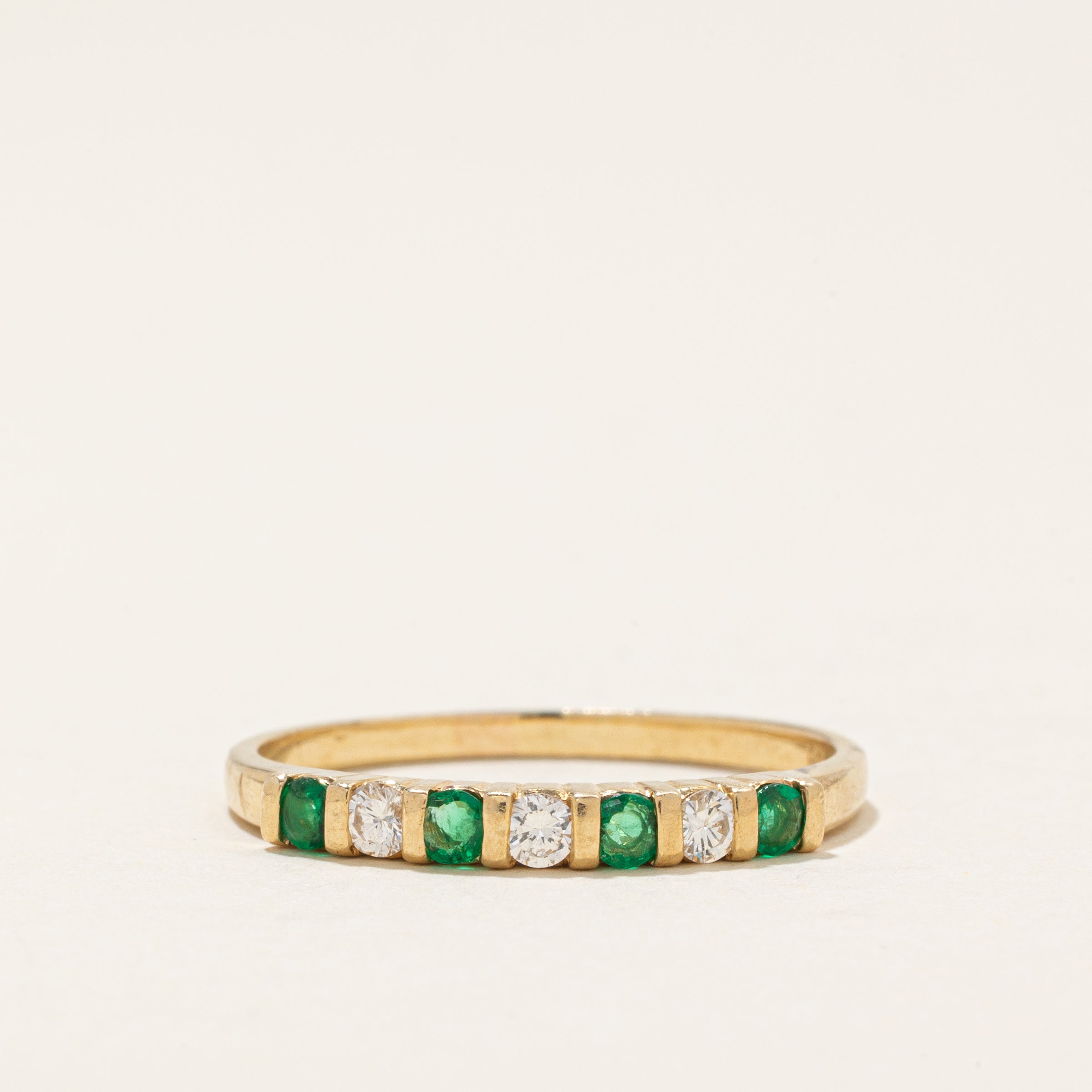 Alliance demi-éternité en émeraudes et diamants | 0,14 ct, 0,12 ct | Taille 8,0 |