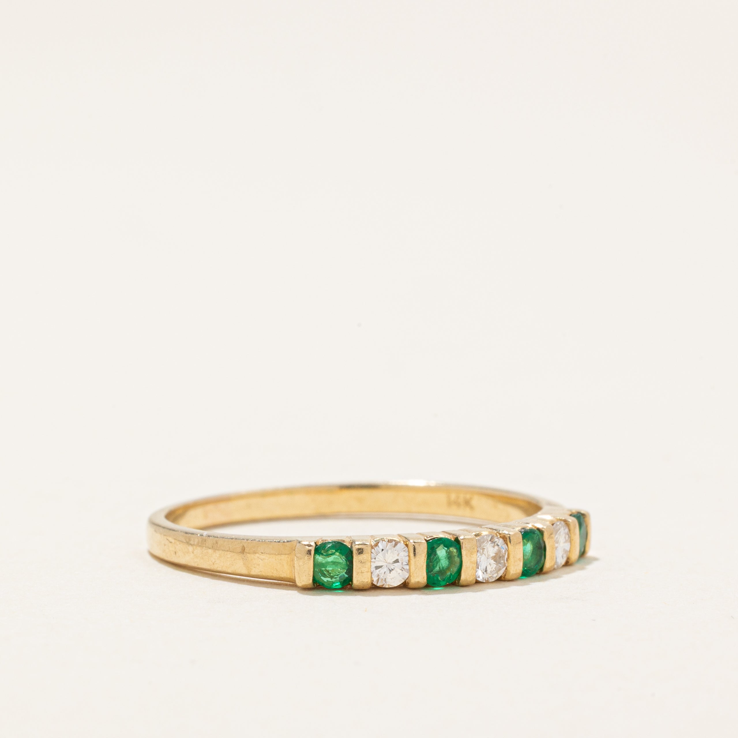 Alliance demi-éternité en émeraudes et diamants | 0,14 ct, 0,12 ct | Taille 8,0 |