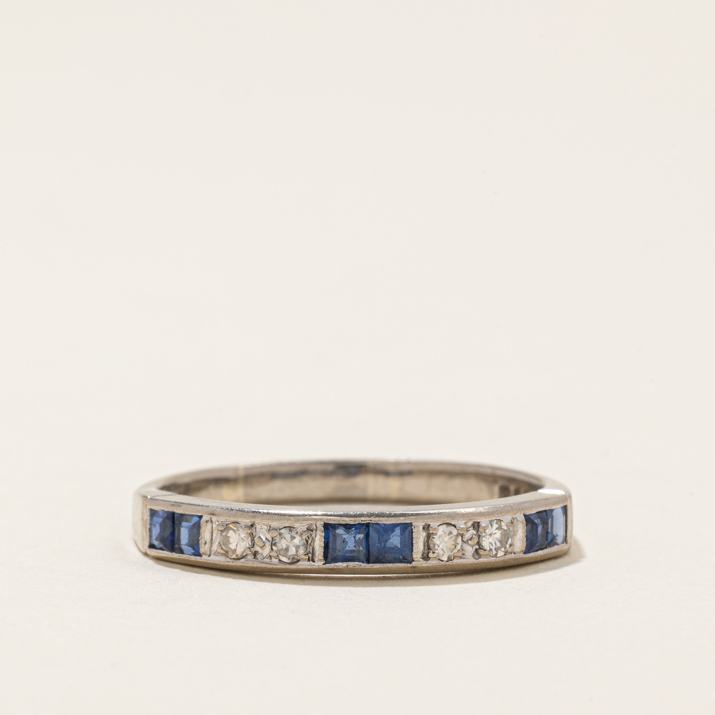 Bague semi-éternité en saphirs et diamants | 0,21 ct, 0,04 ct | Taille 8,0 |