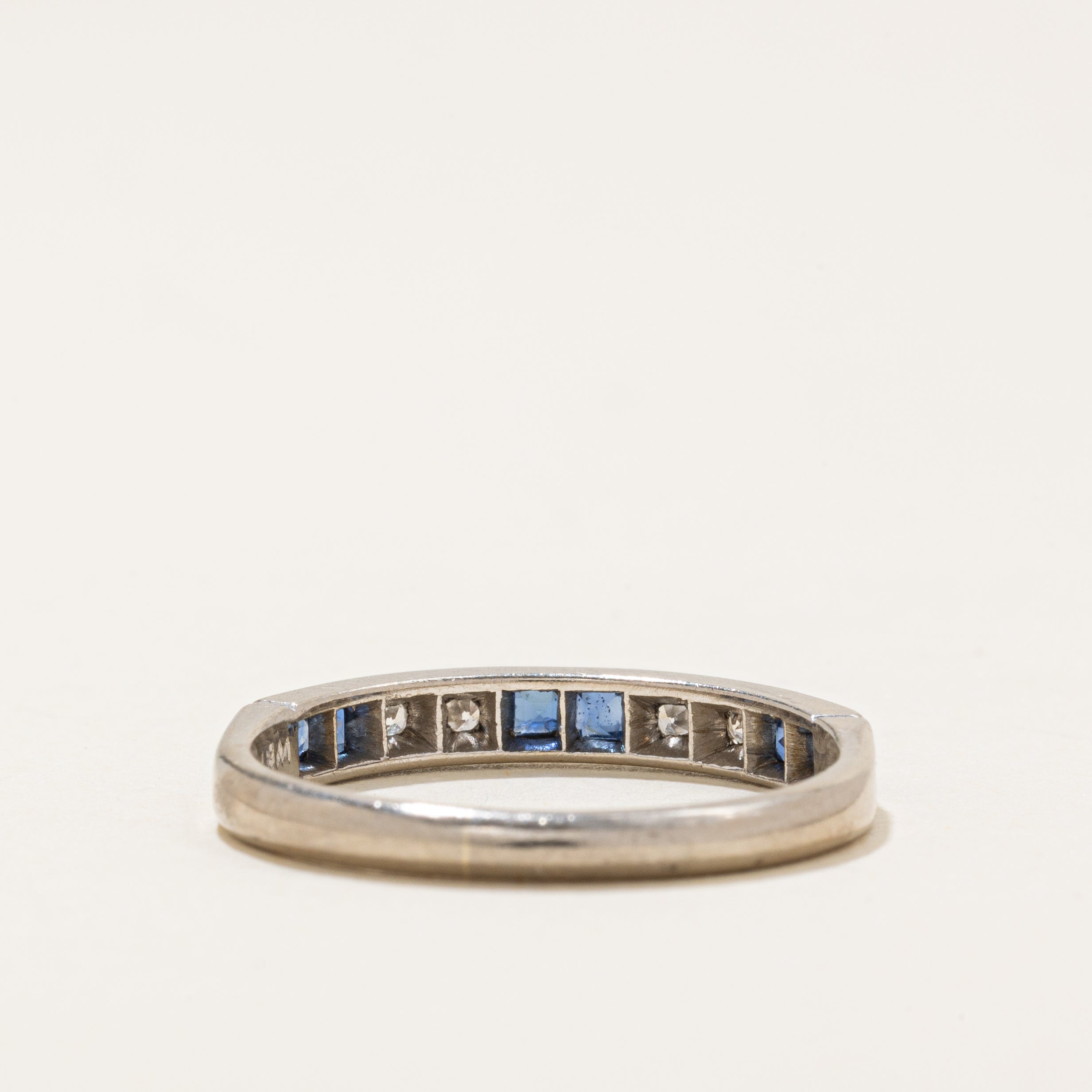 Bague semi-éternité en saphirs et diamants | 0,21 ct, 0,04 ct | Taille 8,0 |