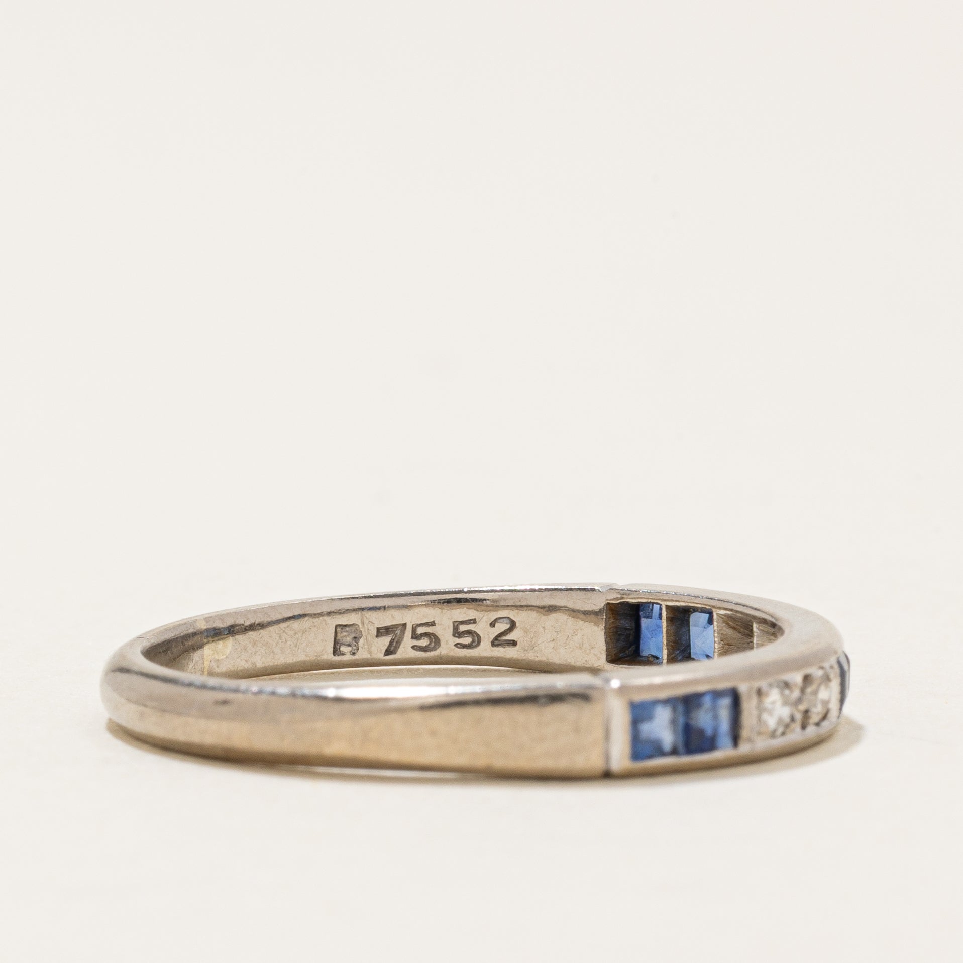 Bague semi-éternité en saphirs et diamants | 0,21 ct, 0,04 ct | Taille 8,0 |