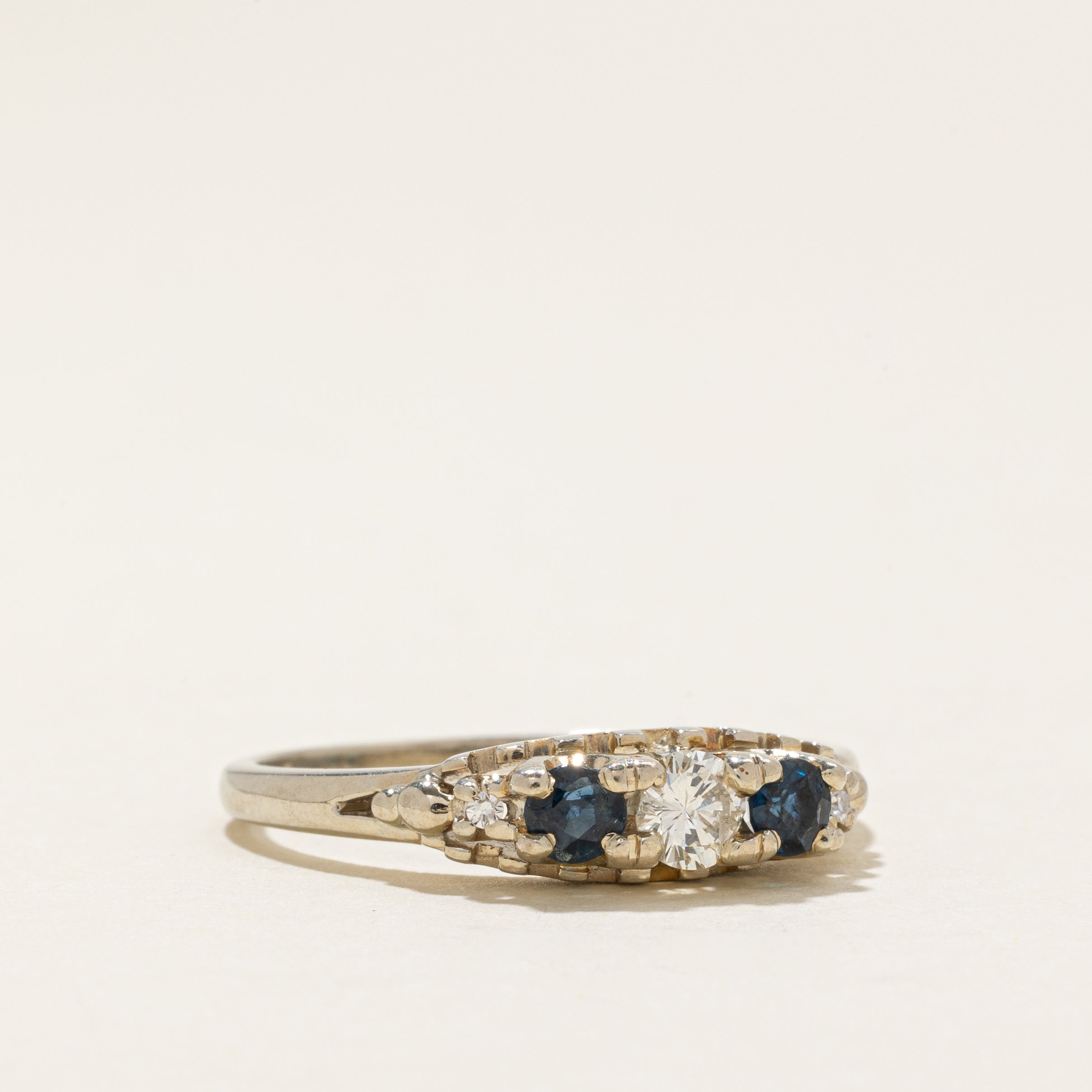 Bague « Birks » trois pierres en diamant et saphir | 0,22 ct, 0,18 ct | Taille 8,0 |