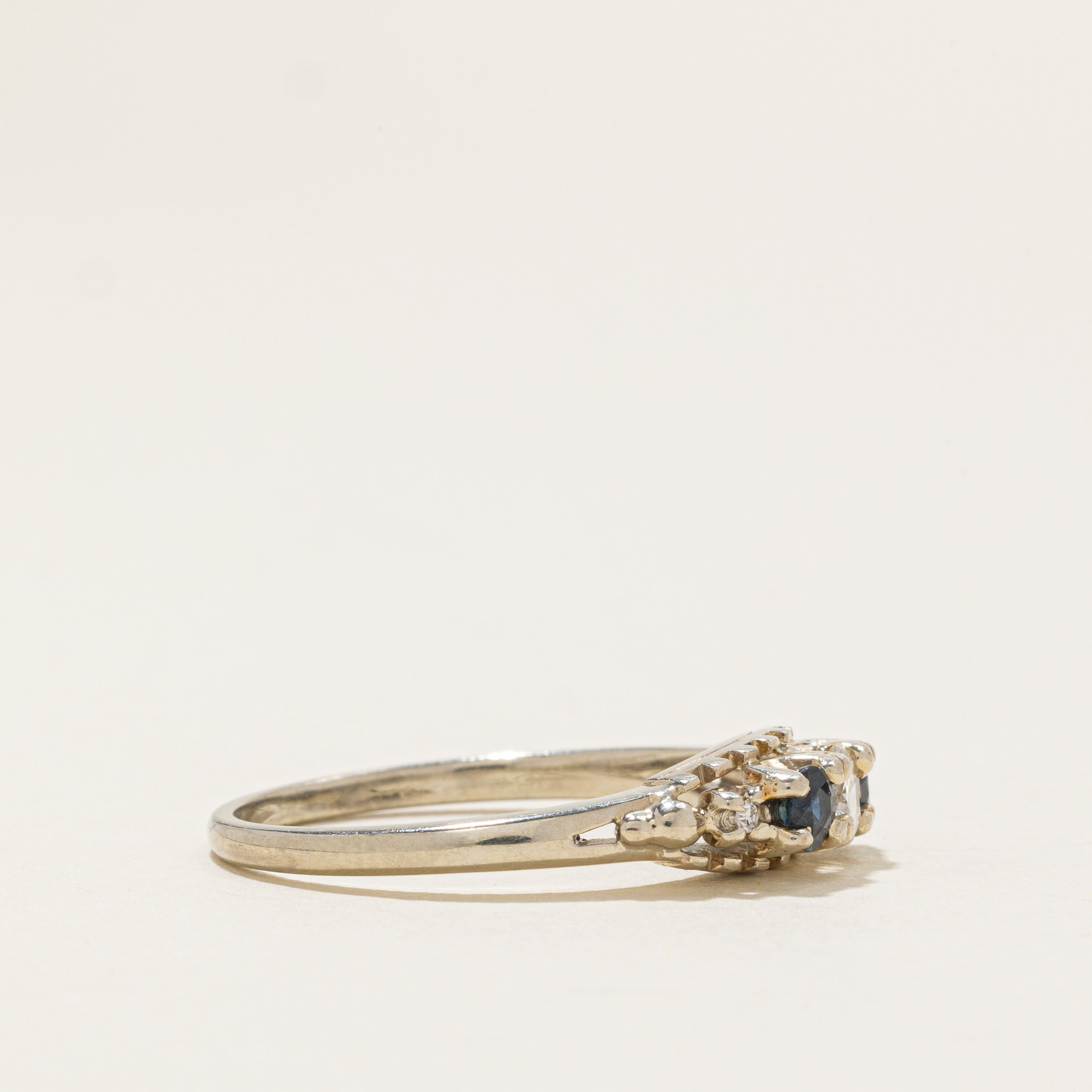 Bague « Birks » trois pierres en diamant et saphir | 0,22 ct, 0,18 ct | Taille 8,0 |