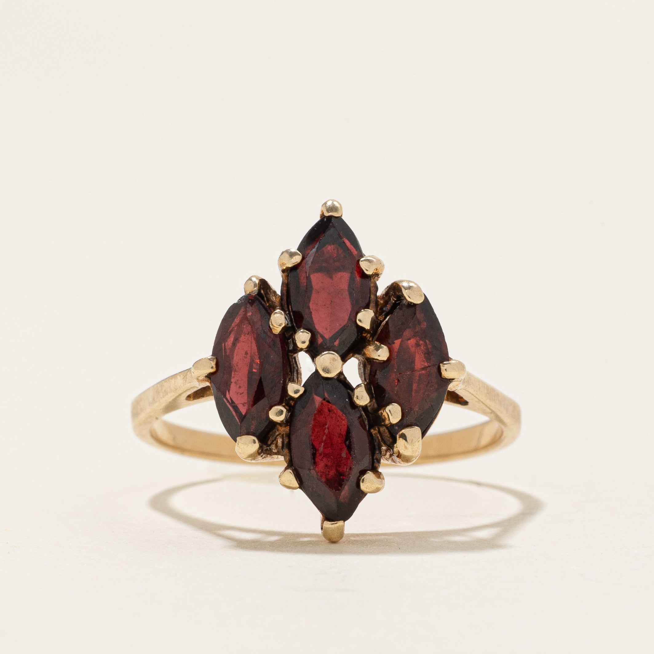Bague sertie de quatre grenats | 6,0 ct | Taille 8,75 |