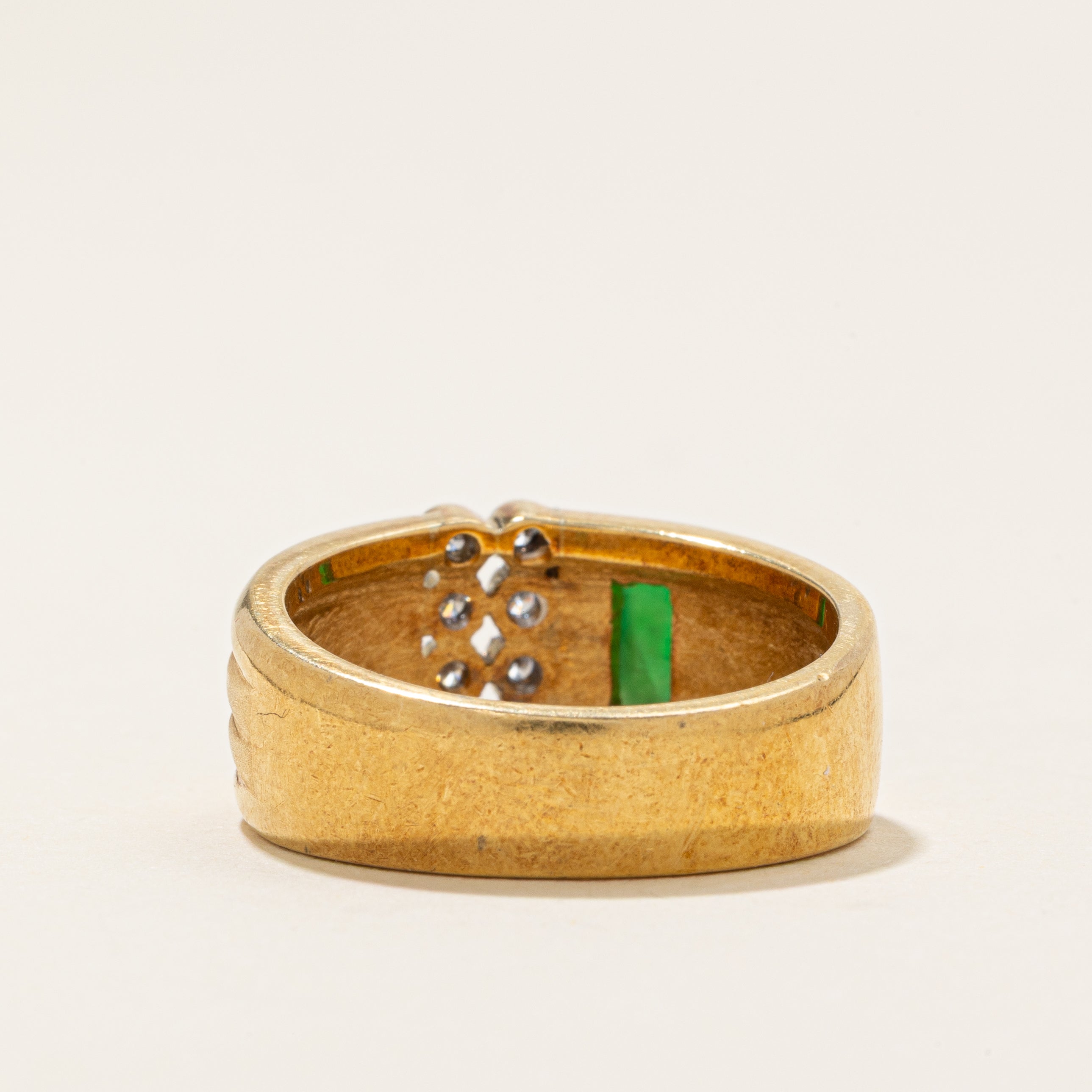 Bague rainurée sertie de jadéite et de diamants | 0,3 ct, 0,14 ct au total | Taille 8,0 |