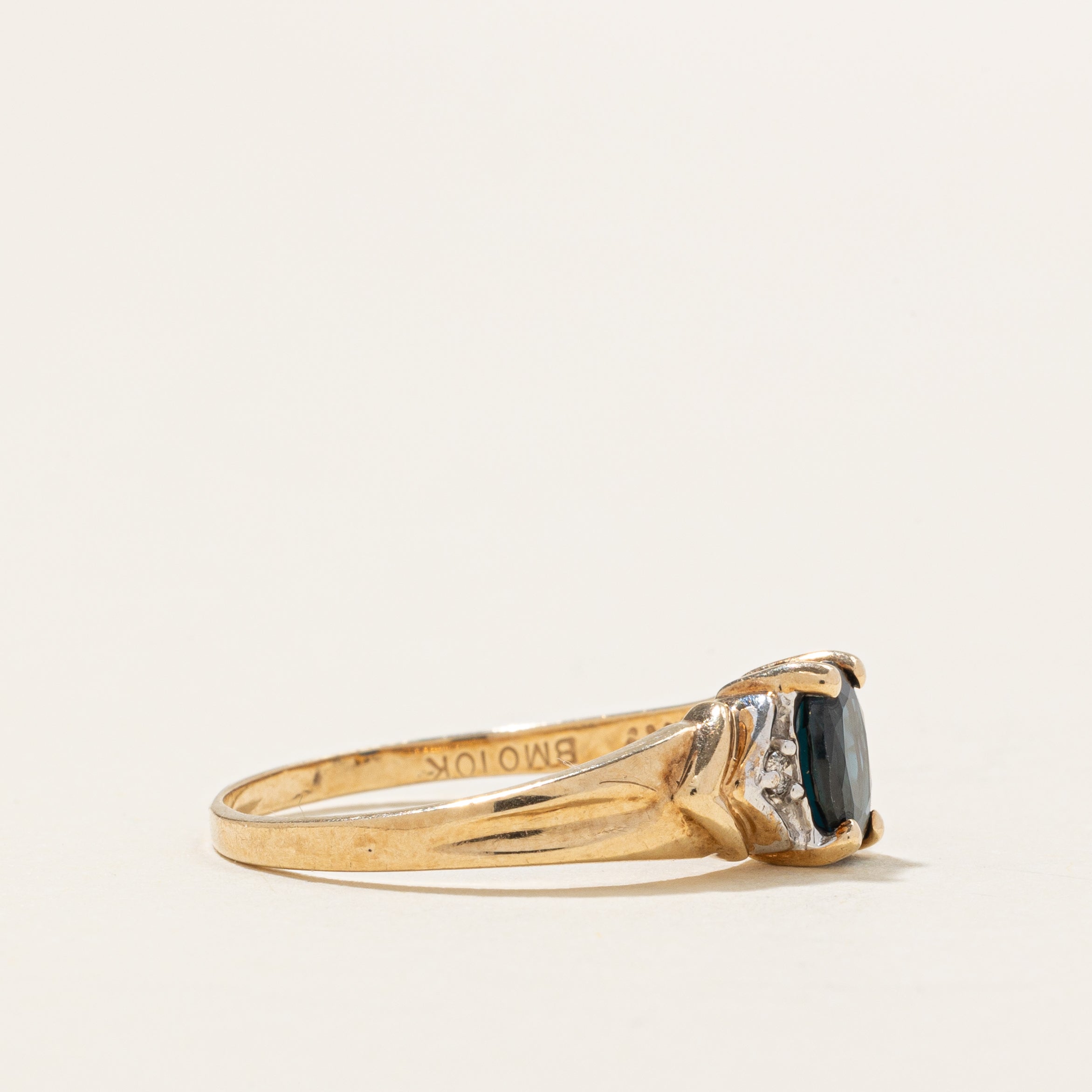 Bague ornée d'un saphir ovale et de diamants | 0,5 ct, 0,02 ct au total | Taille 6,25 |