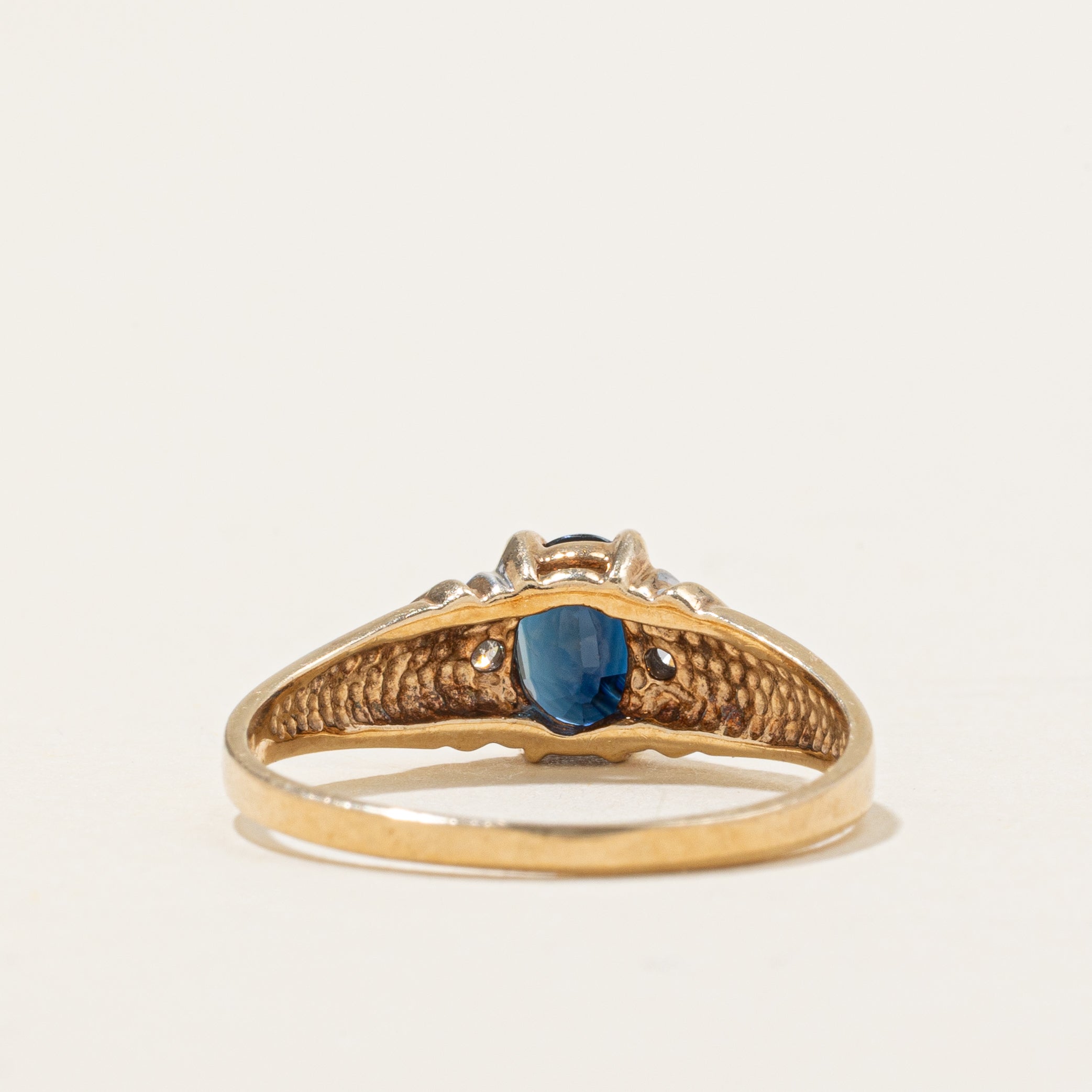 Bague ornée d'un saphir ovale et de diamants | 0,5 ct, 0,02 ct au total | Taille 6,25 |