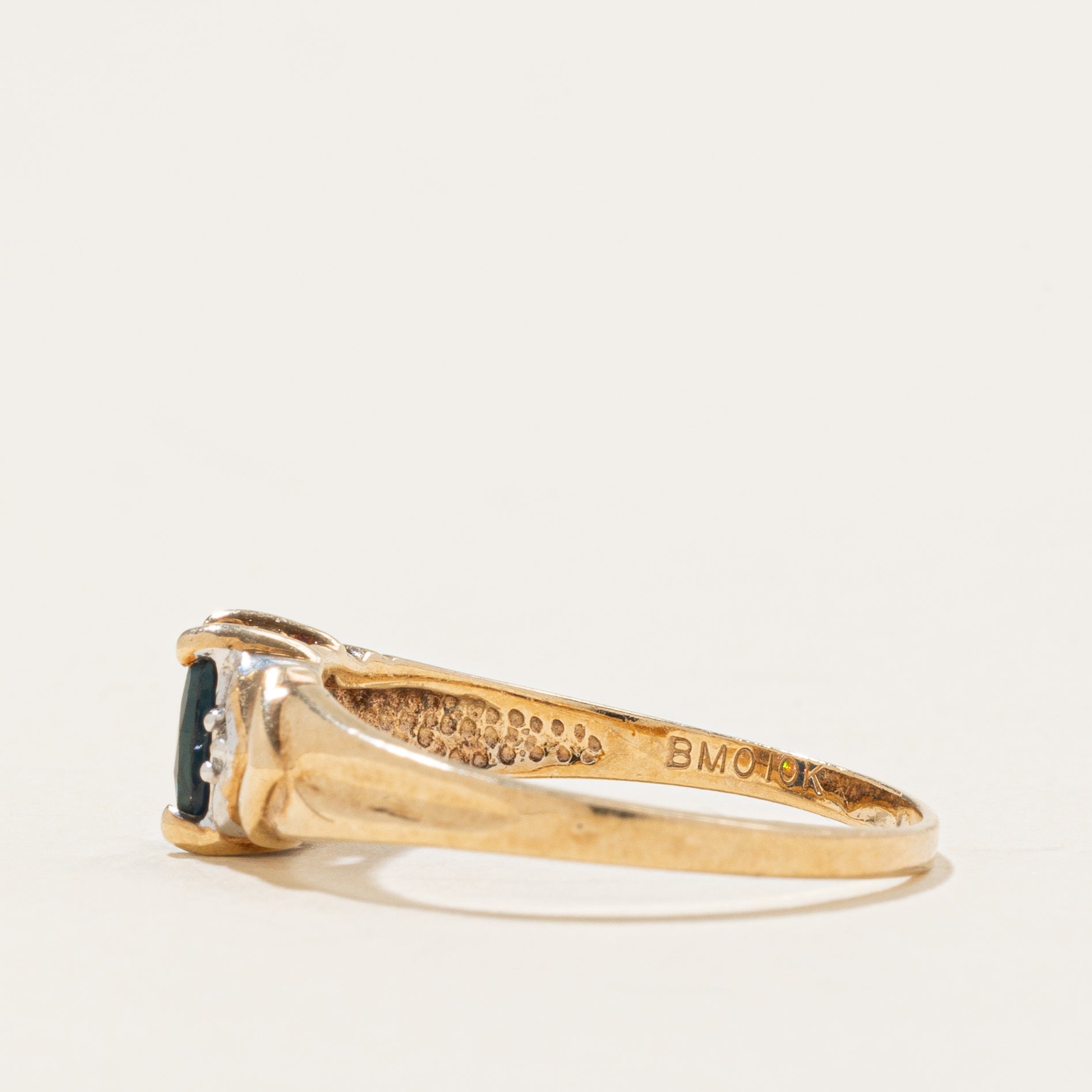 Bague ornée d'un saphir ovale et de diamants | 0,5 ct, 0,02 ct au total | Taille 6,25 |