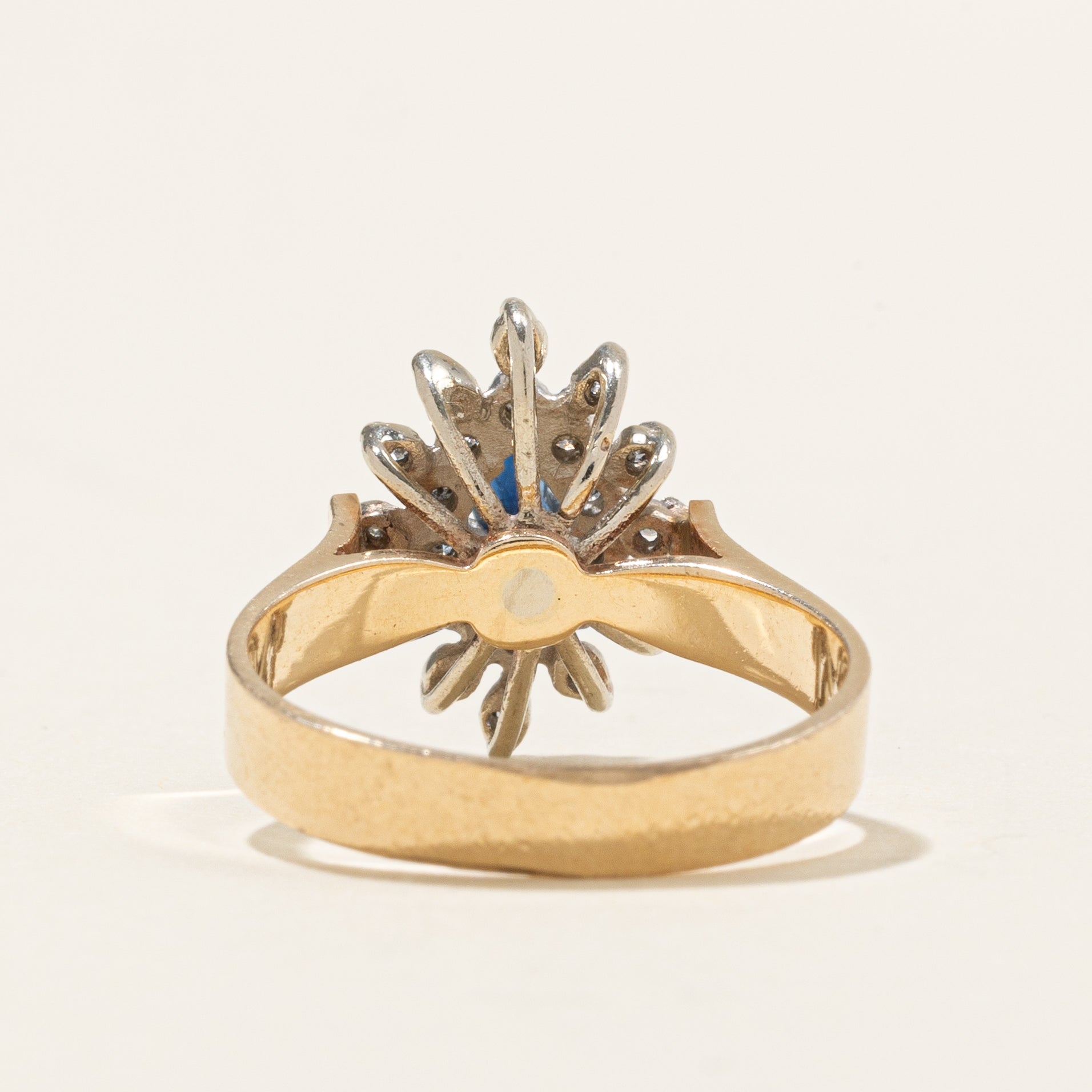 Bague en grappe de pétales de saphirs taille marquise et diamants | 0,12 ct, 0,1 ct au total | Taille 6,5 |