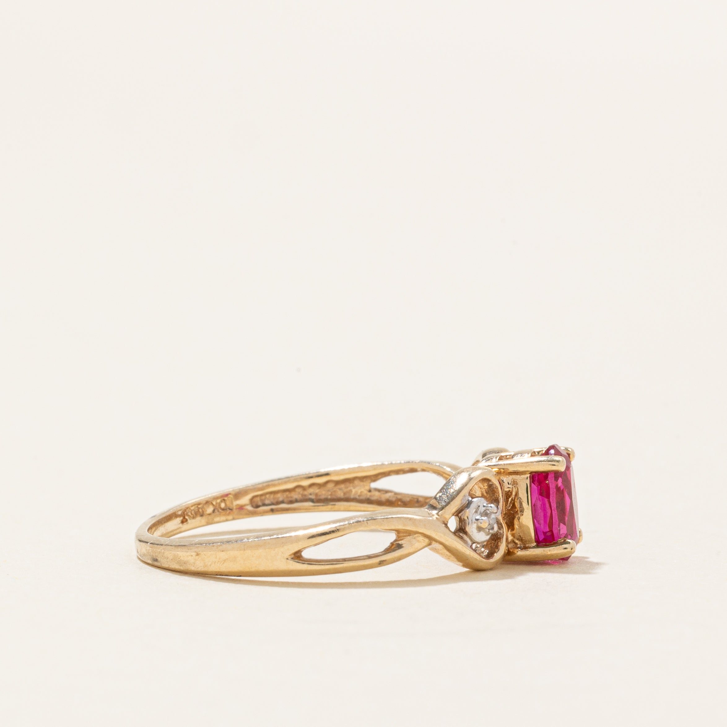 Bague croisée en rubis synthétique et diamants naturels | 0,5 ct, 0,01 ct au total | Taille 6,5 |