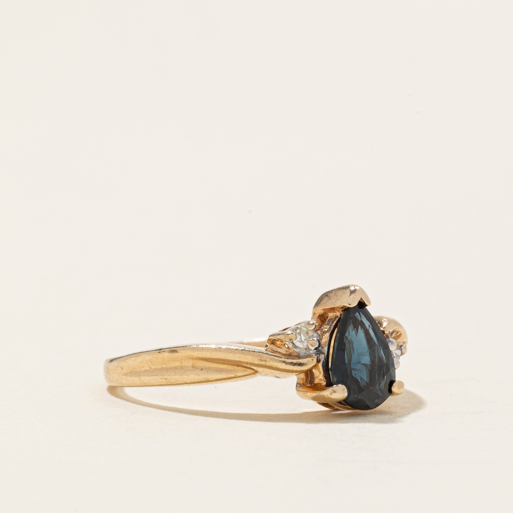 Bague ornée d'un saphir taille poire et de diamants | 0,54 ct, 0,02 ct au total | Taille 5,0 |