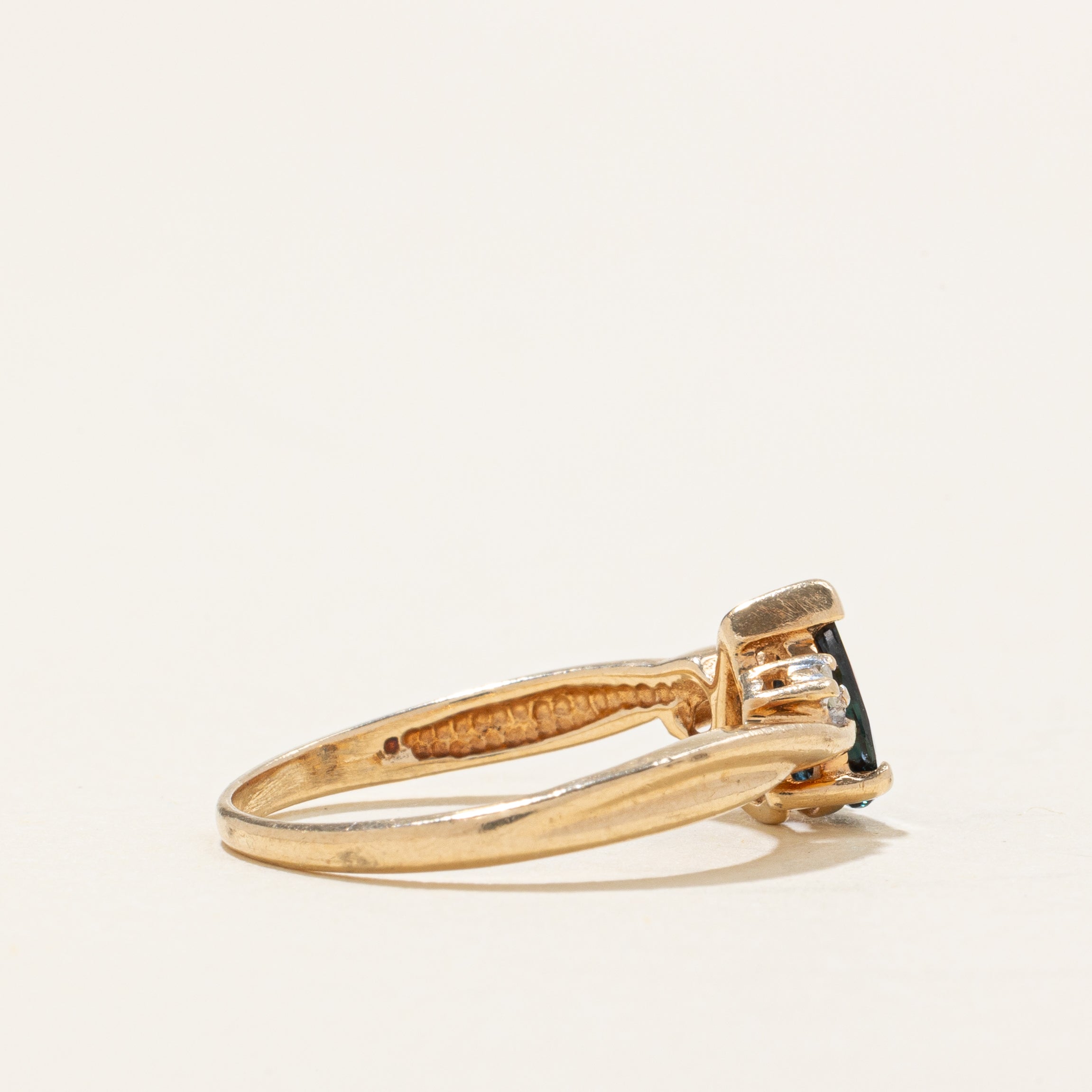 Bague ornée d'un saphir taille poire et de diamants | 0,54 ct, 0,02 ct au total | Taille 5,0 |